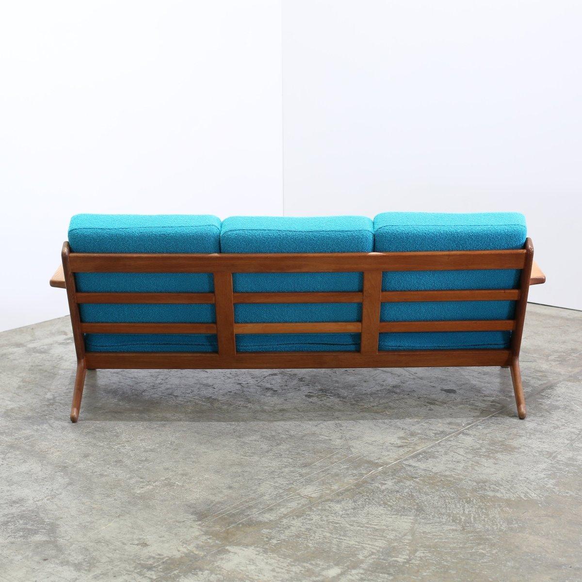 Presentamos el Sofá de tres plazas GE290, del famoso diseñador danés Hans J. Wegner para Getama. Esta impresionante pieza presenta un diseño elegante y moderno, de líneas limpias y estética minimalista. Fabricado con materiales de alta calidad, el