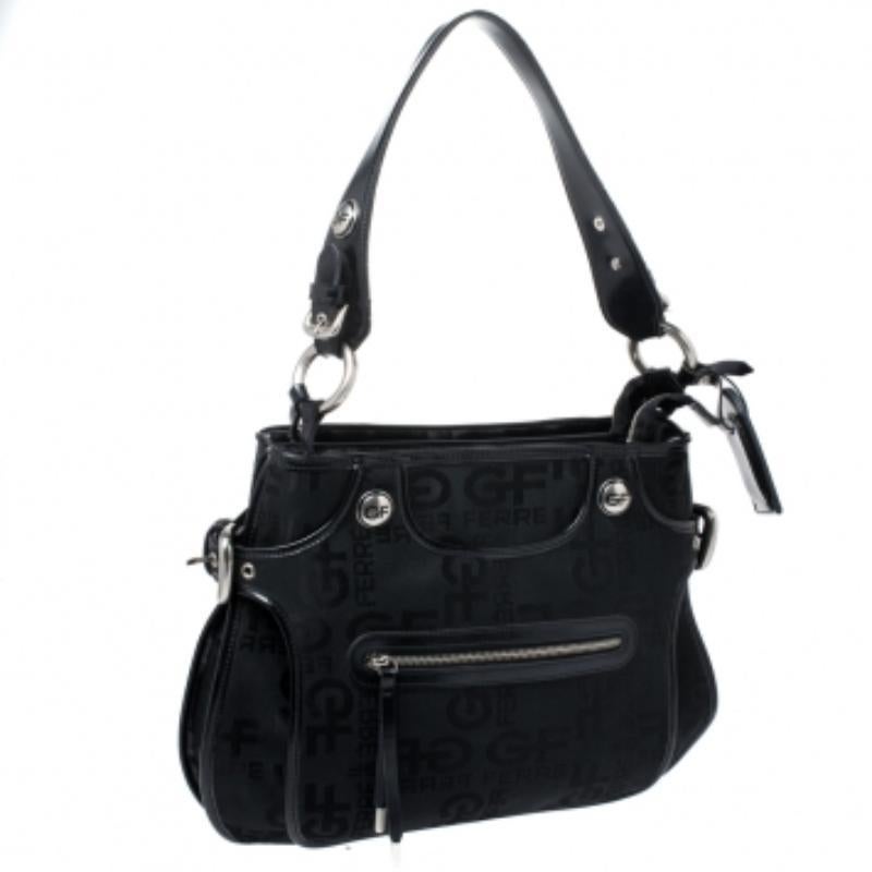 Sfoggia il tuo gusto esclusivo per la moda con questa borsa in tessuto e pelle stampata. L'interno spazioso foderato in nylon pregiato promette una durata senza compromessi. Realizzato da GF Ferre, è un equilibrio immacolato di raffinatezza e