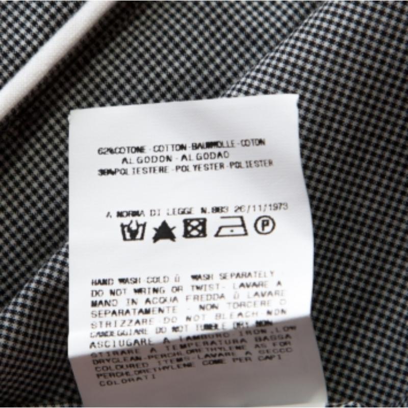Crea l'atmosfera e l'atmosfera di ogni luogo in cui vai indossando questa deliziosa blusa di GF Ferre. Impreziosita da un motivo gingham su tutta la superficie e da un fiocco sul davanti, porterà il tuo quoziente di stile a un livello completamente