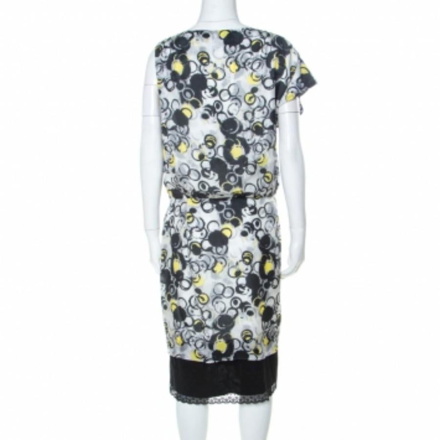 Cette robe de GF Ferre vous mettra en valeur partout où vous irez. Confectionnée dans un mélange de matières, elle présente une taille froncée, des épaules asymétriques et des bordures en dentelle sur l'ourlet. Veillez à porter la robe avec un