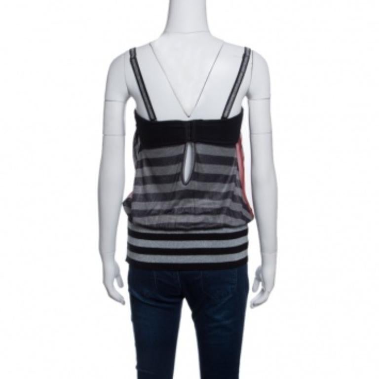 Preparati a spiccare il volo con questo top di GF Ferre, che si presenta come un bustier. Con una fantasia multicolore su tutta la superficie, questo top senza maniche ha una chiusura a gancetto e un dettaglio di ritaglio sul retro con orlo a coste