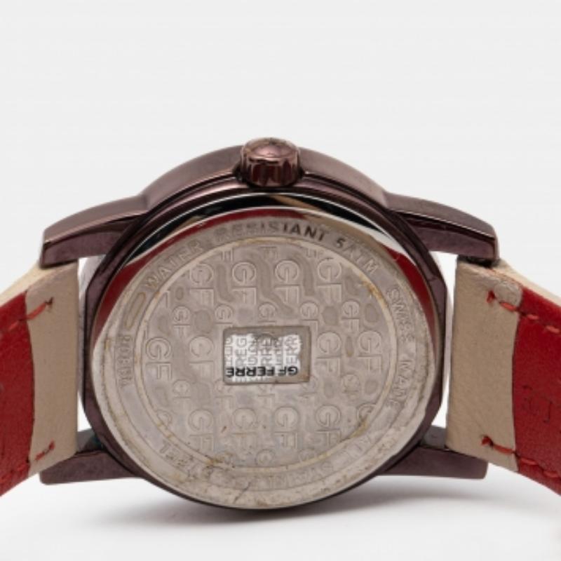 Deja que este fino reloj de pulsera de diseño te acompañe con facilidad y estilo lujoso. Magníficamente fabricado con materiales de la mejor calidad, este auténtico reloj de marca está hecho para ser un accesorio destacado para tu muñeca.