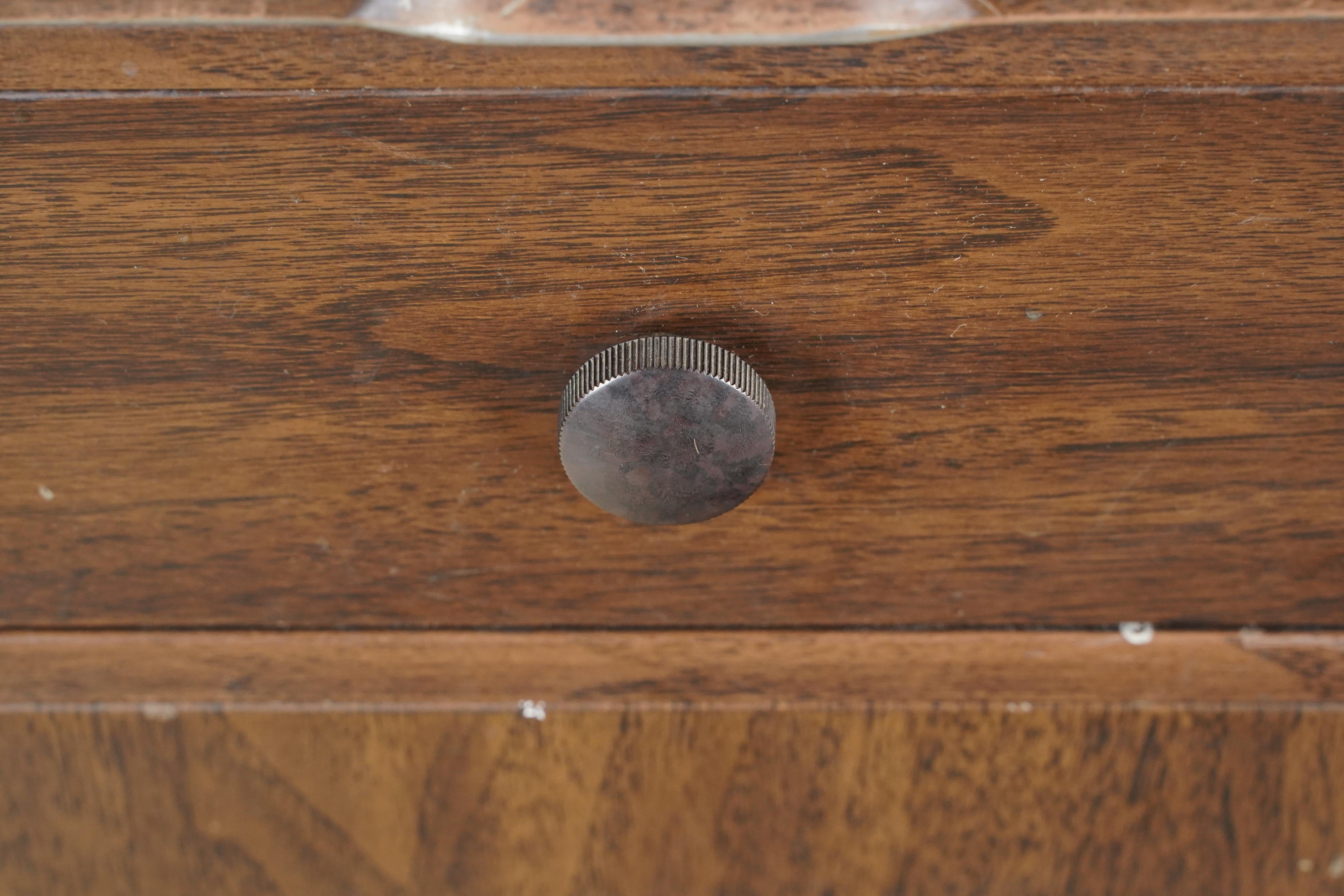 Fabricado por The General Fireproofing Company, conocido como archivador Secretaire. Es de acero con un exterior de imitación de madera. Tiene un pequeño cajón y un armario con cerradura de combinación debajo. El interior del armario tiene un cajón,