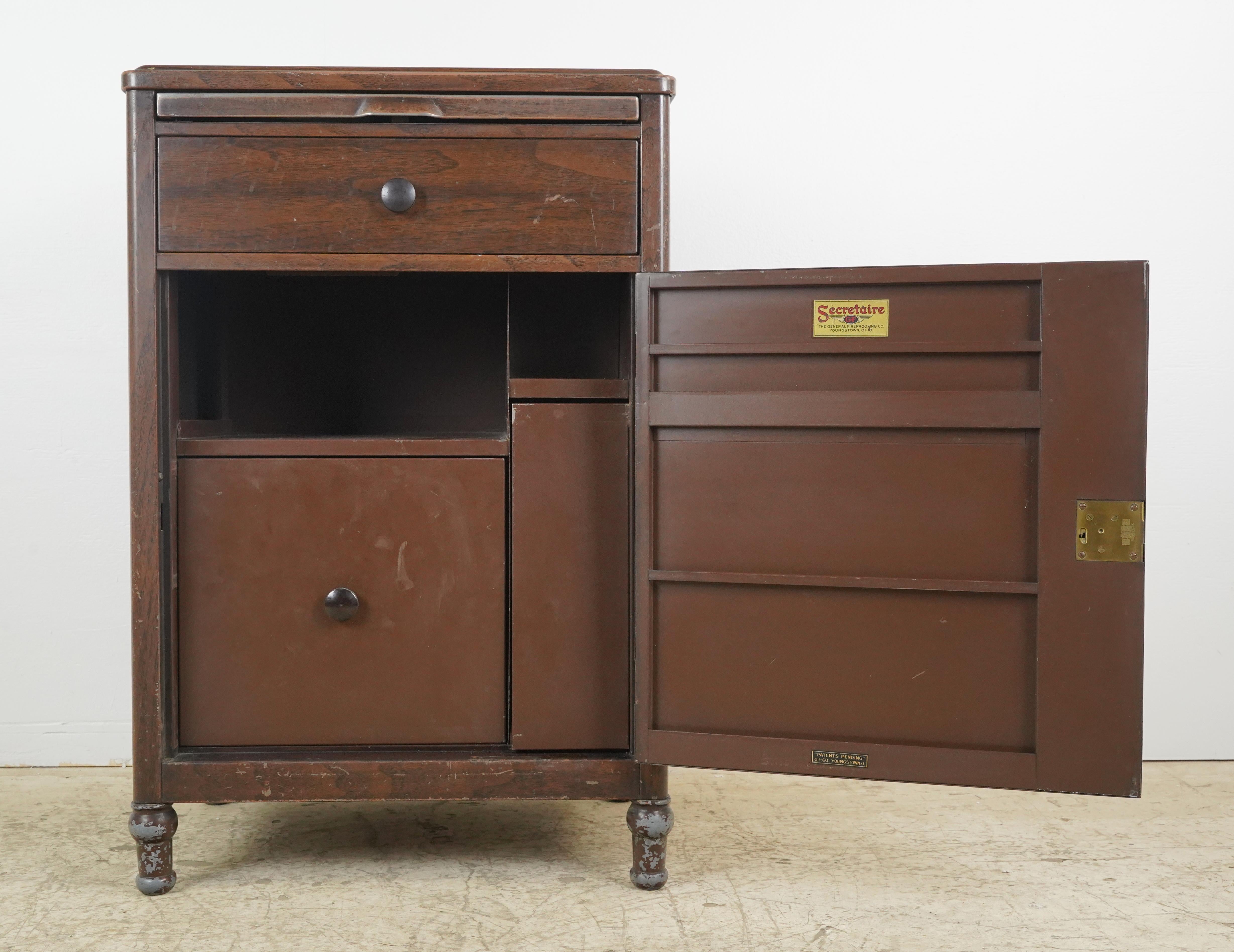 Archivador ignífugo de acero GFC Secretaire en Bueno estado para la venta en New York, NY