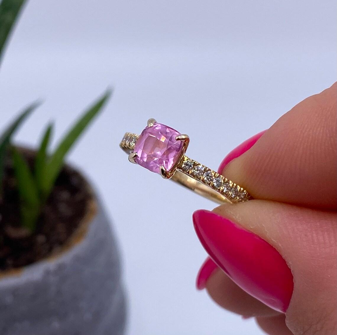  Ring Labor vollständige Zertifikat für den Ring.
Spinell hat eigenes Zertifikat GFCO
Hauptstein: Spinell
Wichtigste Steinkreation: Natürliche
Hauptsteinfarbe: rosa
Hauptstein Herkunft: Tansania, Mahenge
Größe des Hauptsteins: