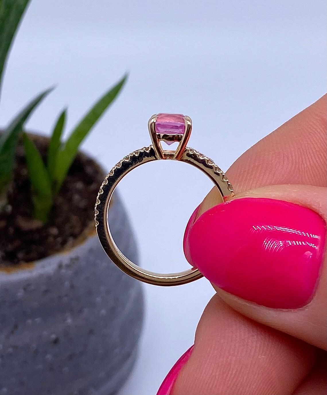 Ring mit 1,49 Karat natürlichem Spinell Mahenge und Diamanten, 14 Karat Gelbgold, 7US (Kissenschliff) im Angebot