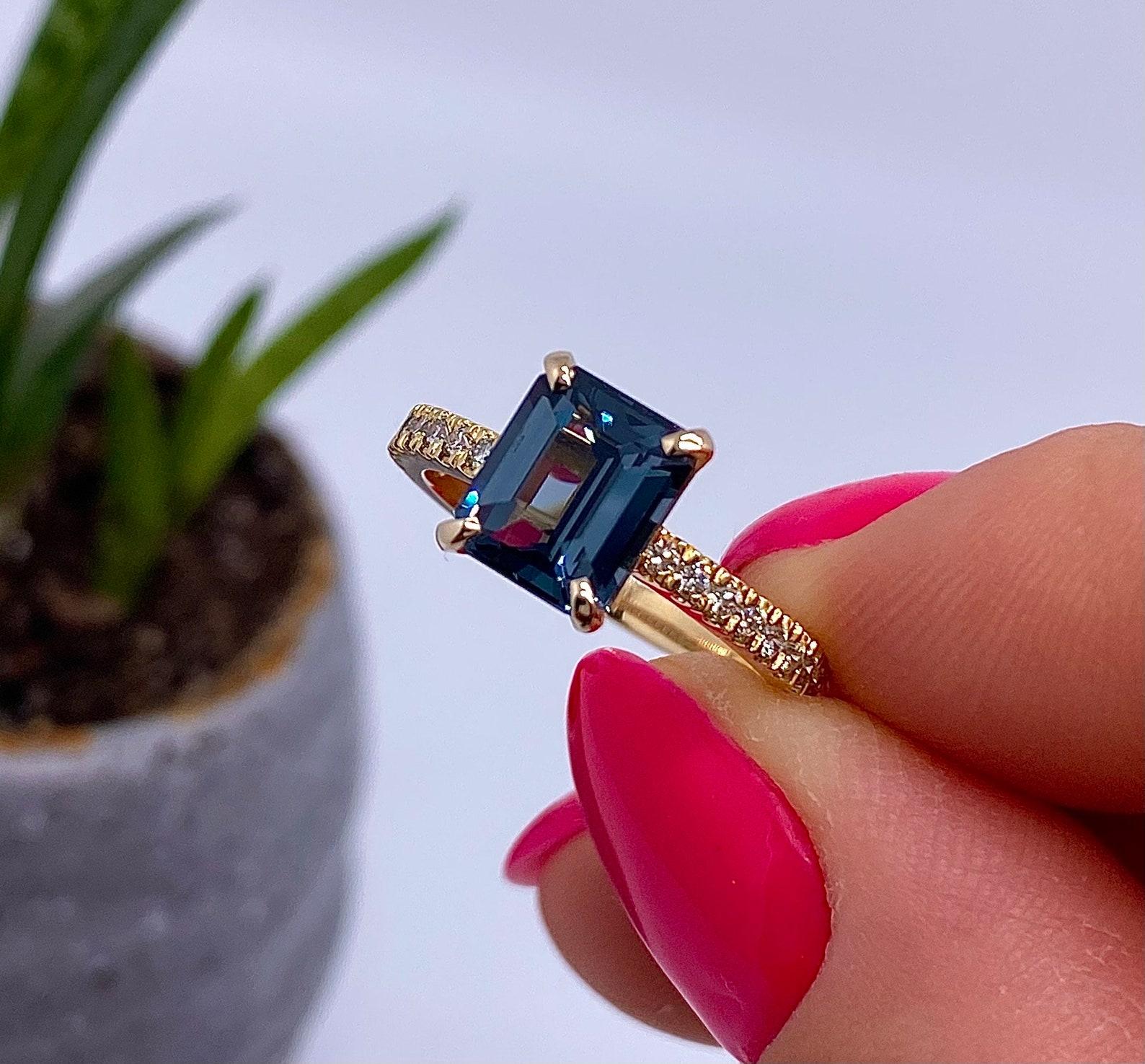 Pierre précieuse Spinelle naturelle et diamants
Bague en or jaune 14 carats

Certificat de laboratoire complet pour la bague.
Les spinelles ont leur propre certificat GFCO
Pierre principale : Spinelle
Création de la pierre principale :