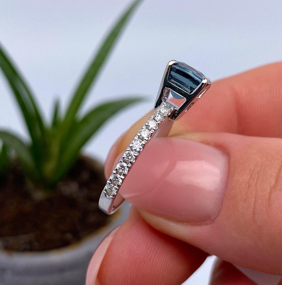 Ring, GFCO 2.53ct Natural Blue Spinel and Diamonds, 14 Karat White Gold, 7US In New Condition For Sale In Daugavpils, LV