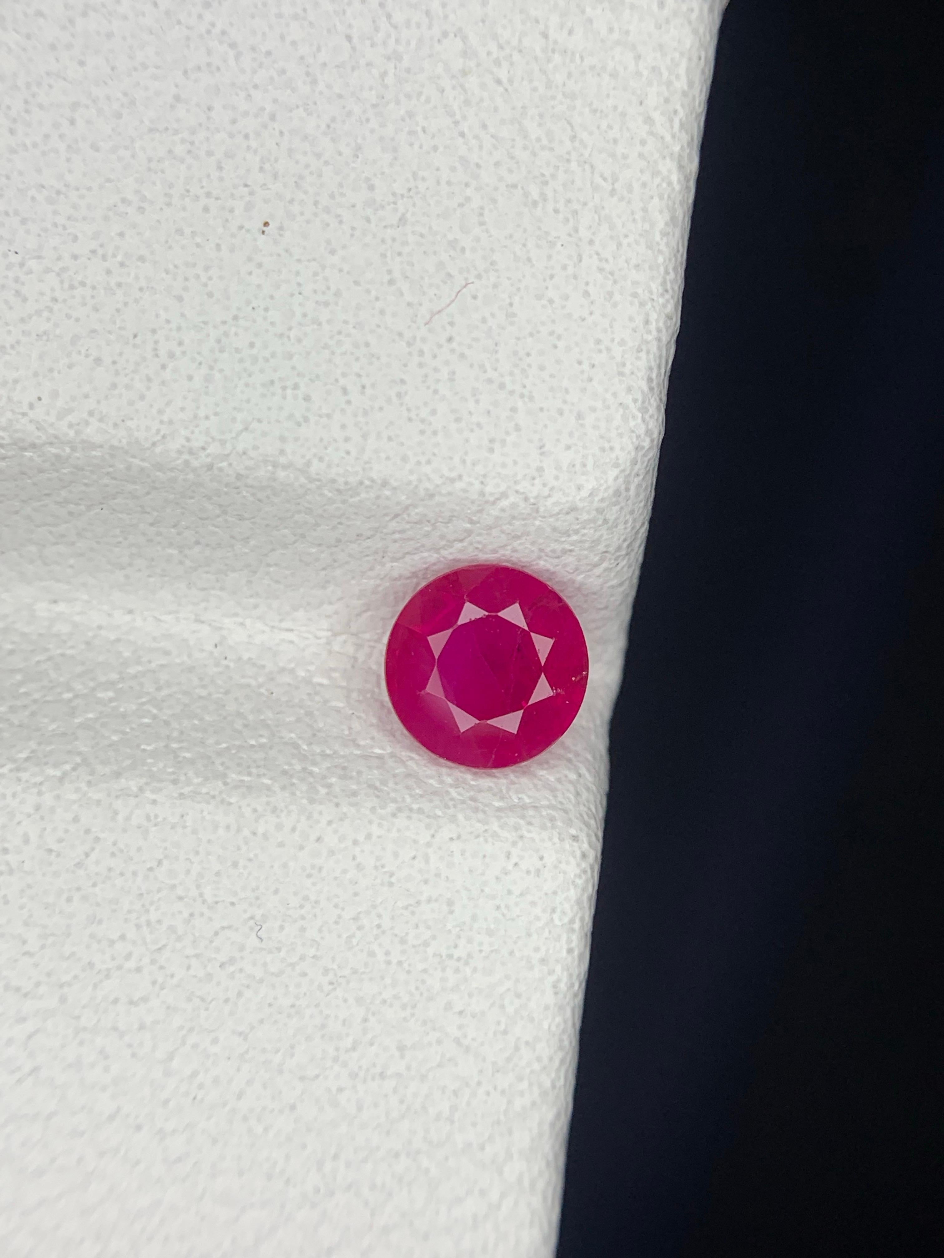 Facettierter burmesischer Rubin

Gewicht: 0,57 Karat
Abmessungen: 4.93 x 4.93 x 2.73 Mm
Farbe: Lebendiges Rosa-Rot
Herkunft: Myanmar (Birma)
Behandlung: leichte Hitze ( H-1 )
Zertifikat: GFCO-Zertifikat verfügbar

Seit Jahrhunderten erobern Rubine