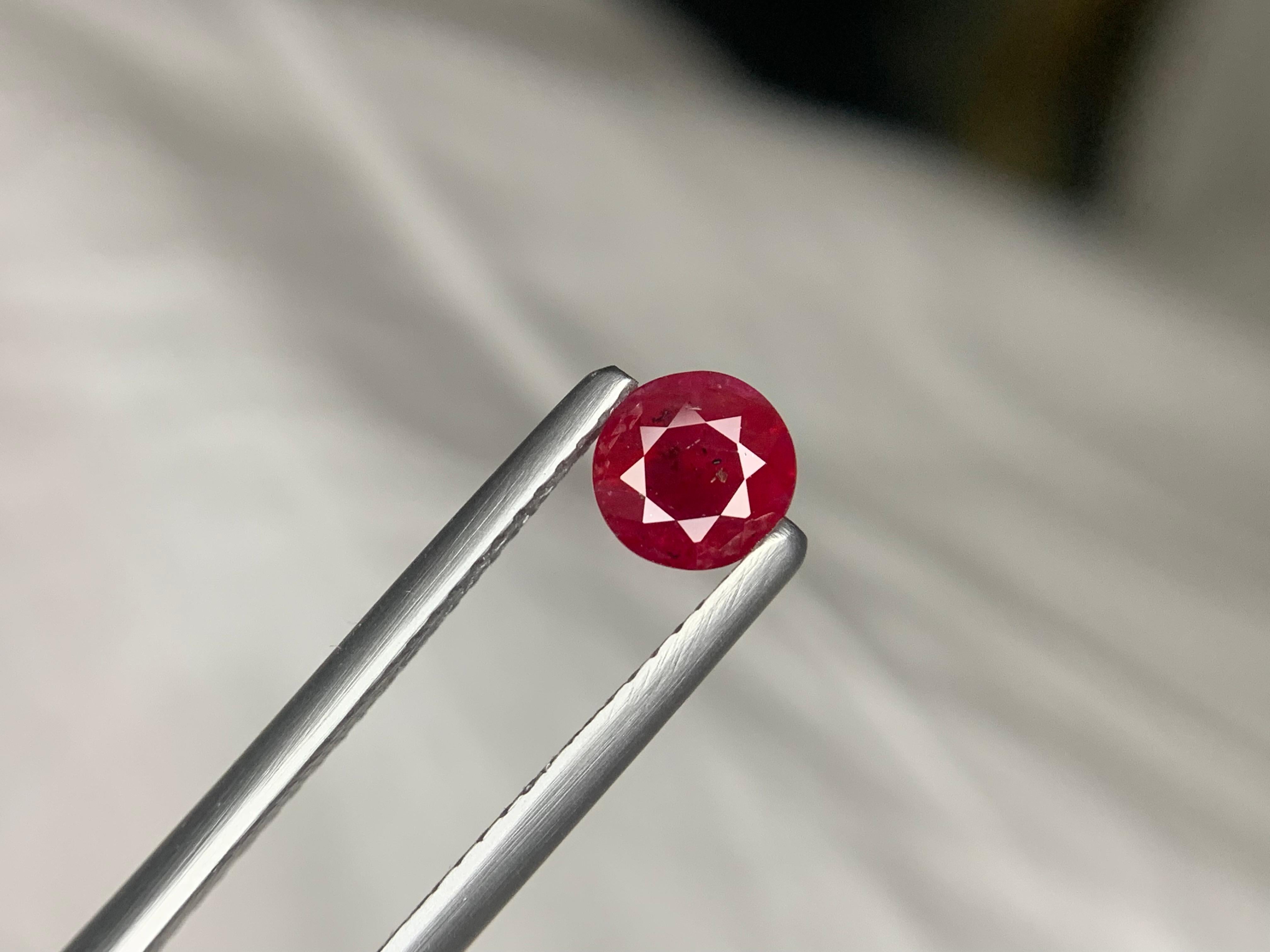 Gema suelta de rubí natural de Mozambique de 0,69 quilates certificada por la GFCO en venta 4