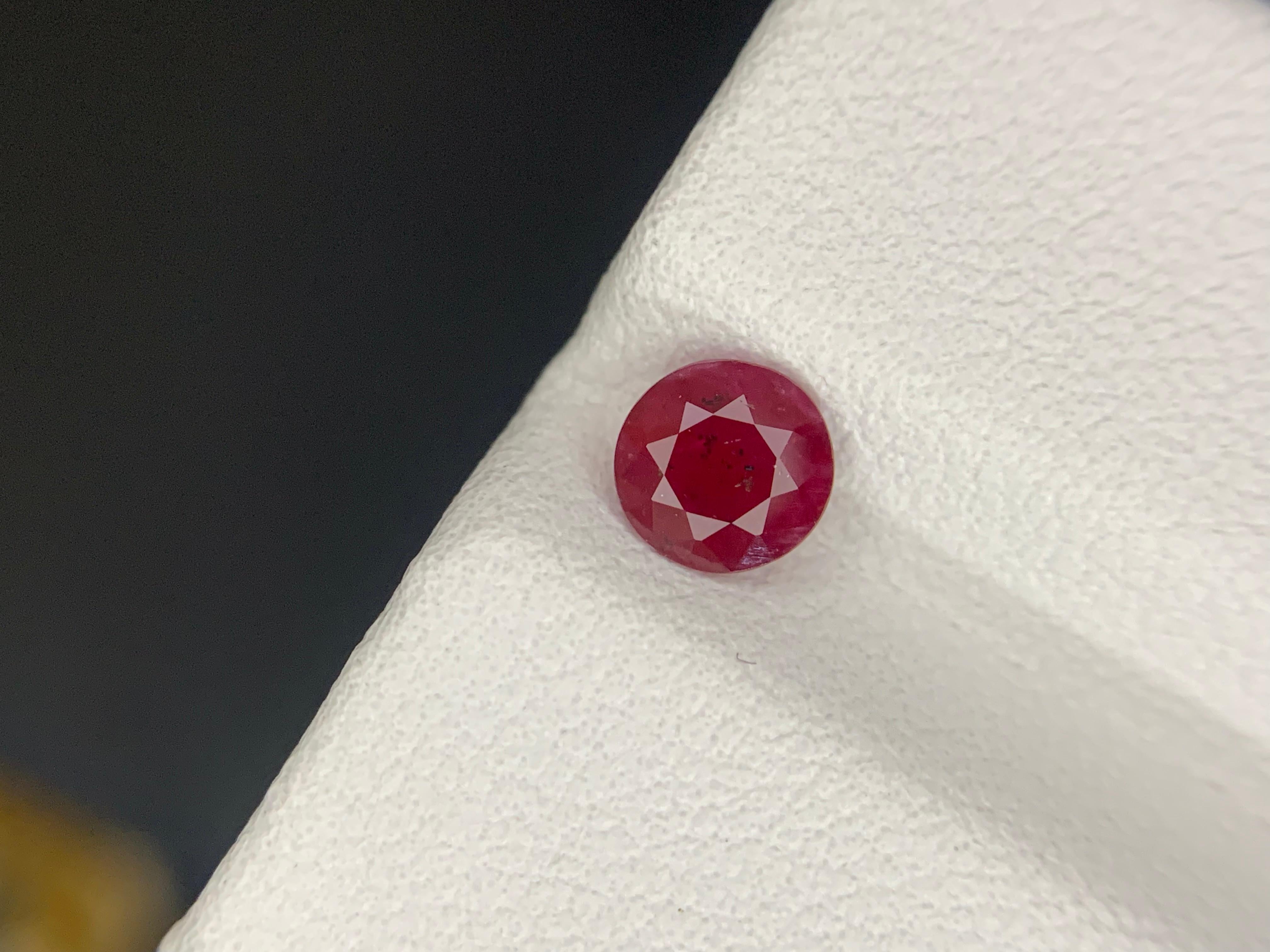 Gema suelta de rubí natural de Mozambique de 0,69 quilates certificada por la GFCO Artes y manualidades en venta