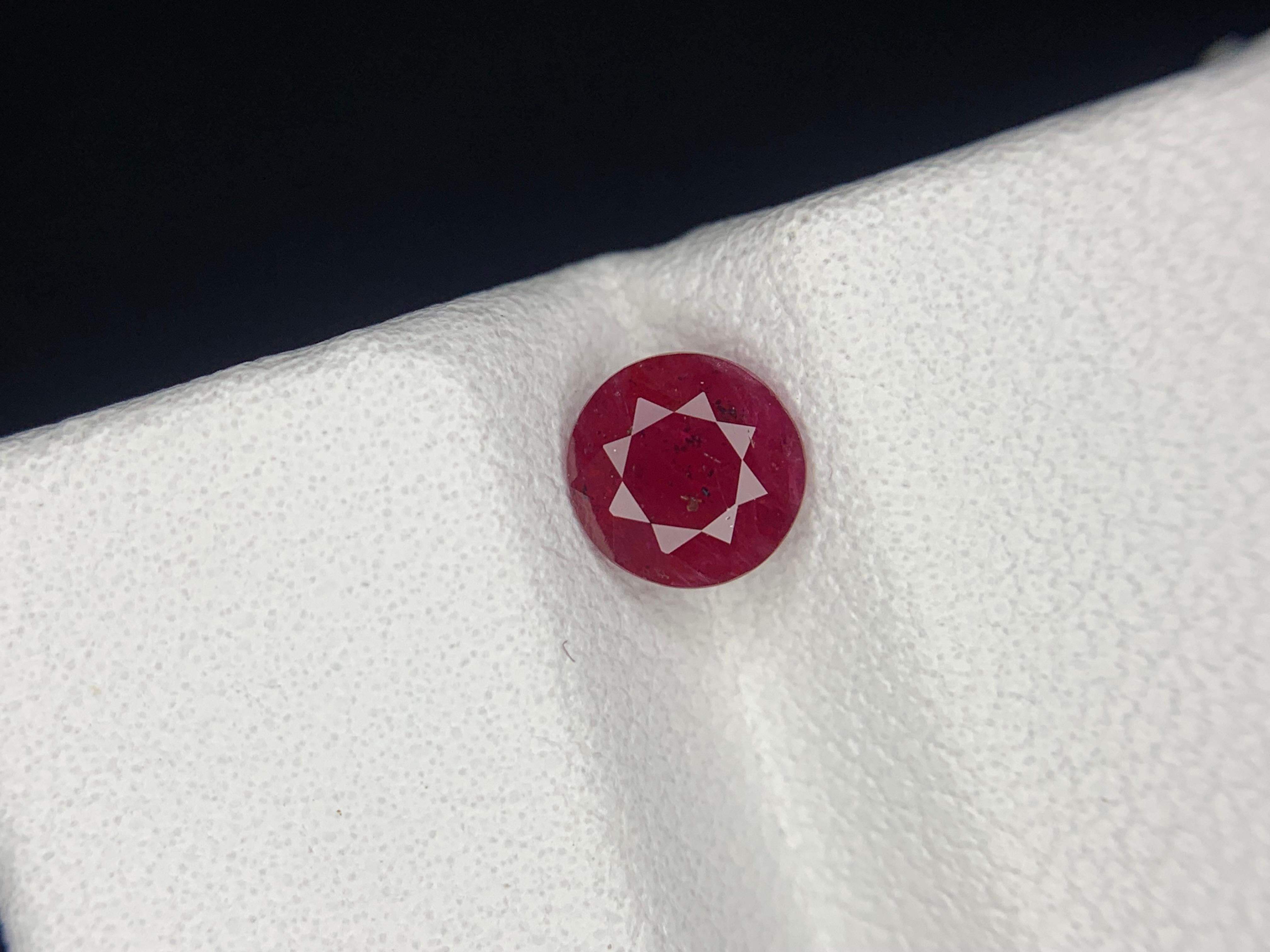 Gema suelta de rubí natural de Mozambique de 0,69 quilates certificada por la GFCO Corte redondo en venta