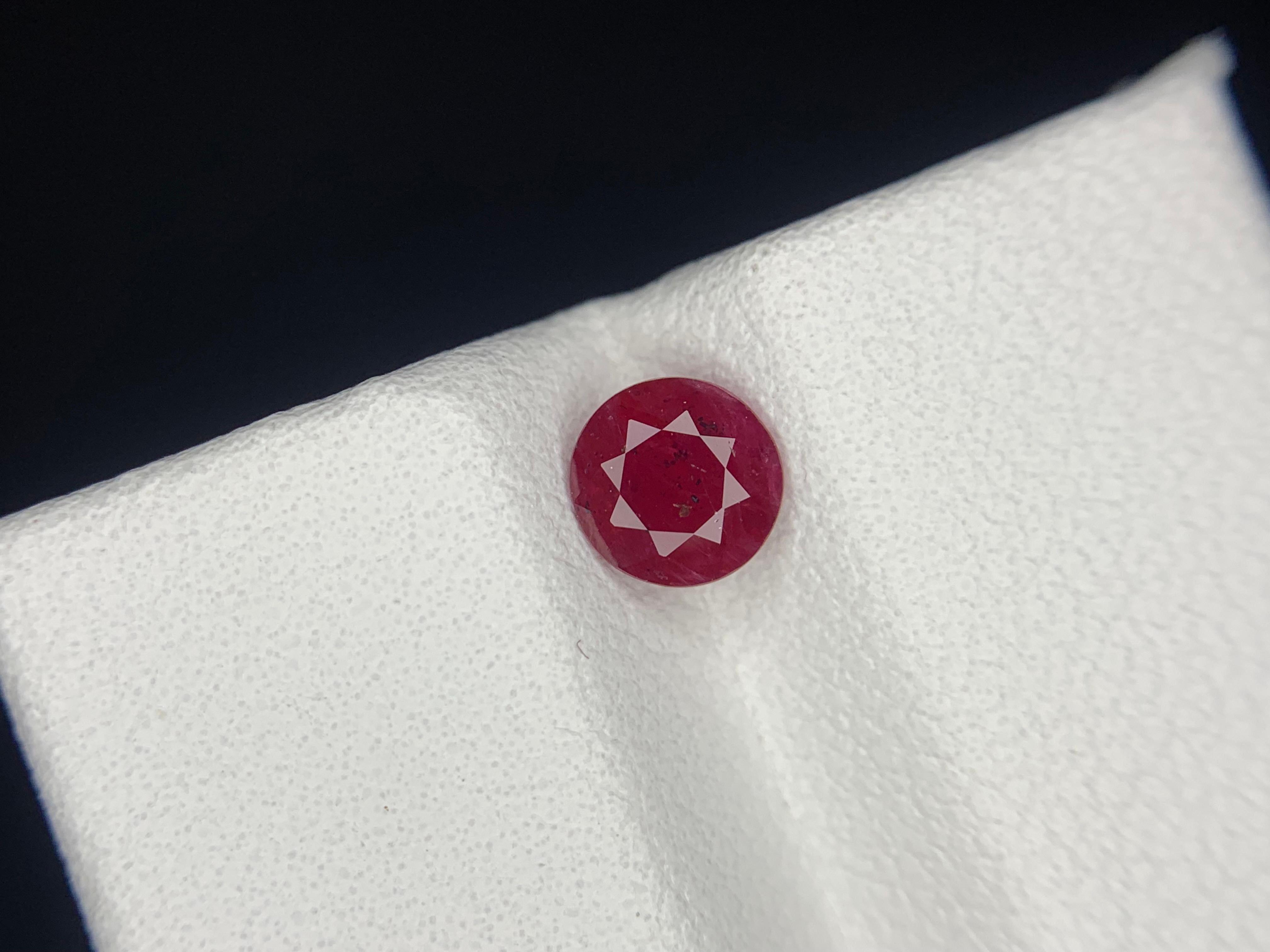 Gema suelta de rubí natural de Mozambique de 0,69 quilates certificada por la GFCO en Nuevo estado para la venta en Peshawar, PK