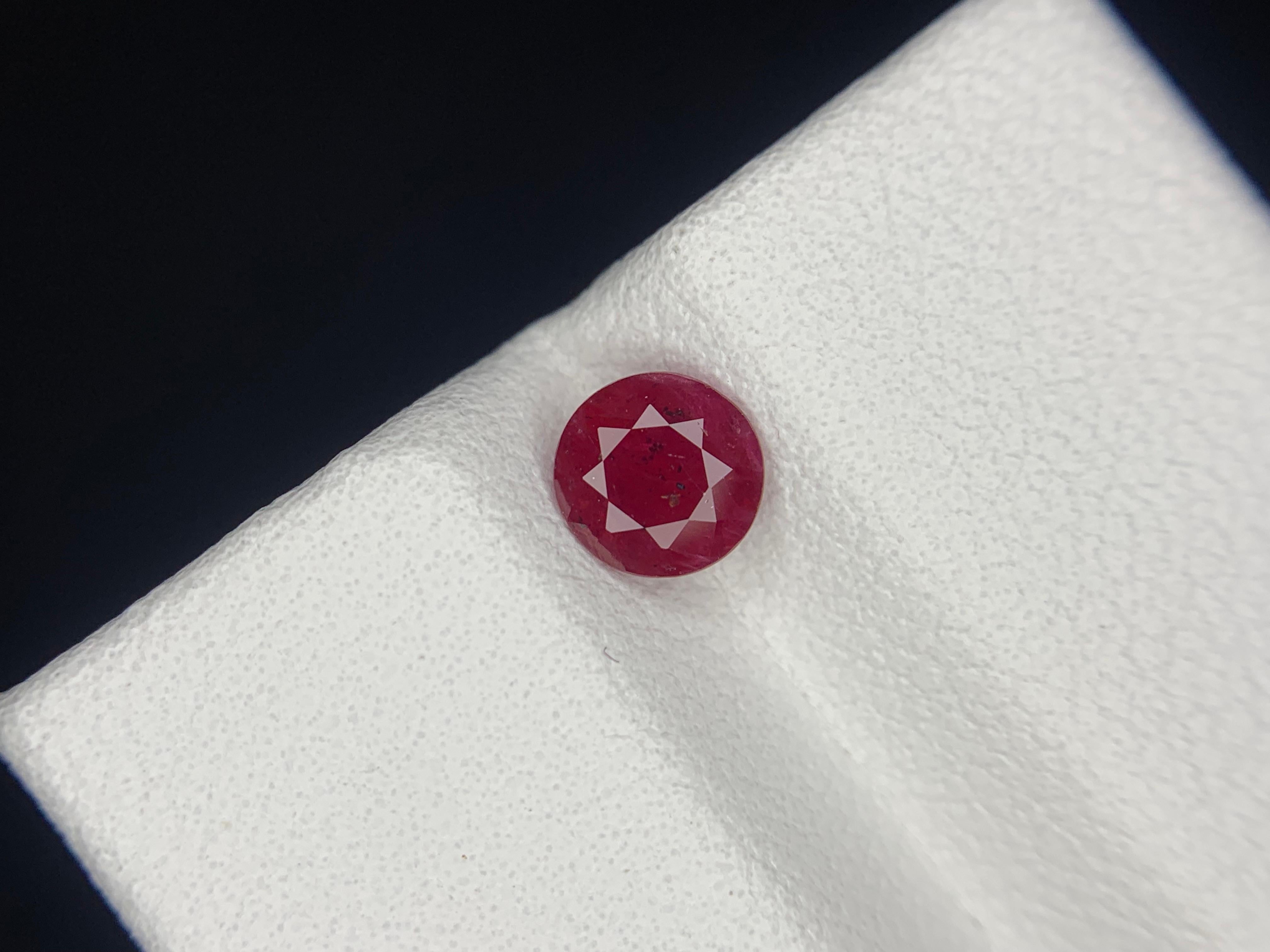 Femenino o masculino Gema suelta de rubí natural de Mozambique de 0,69 quilates certificada por la GFCO en venta