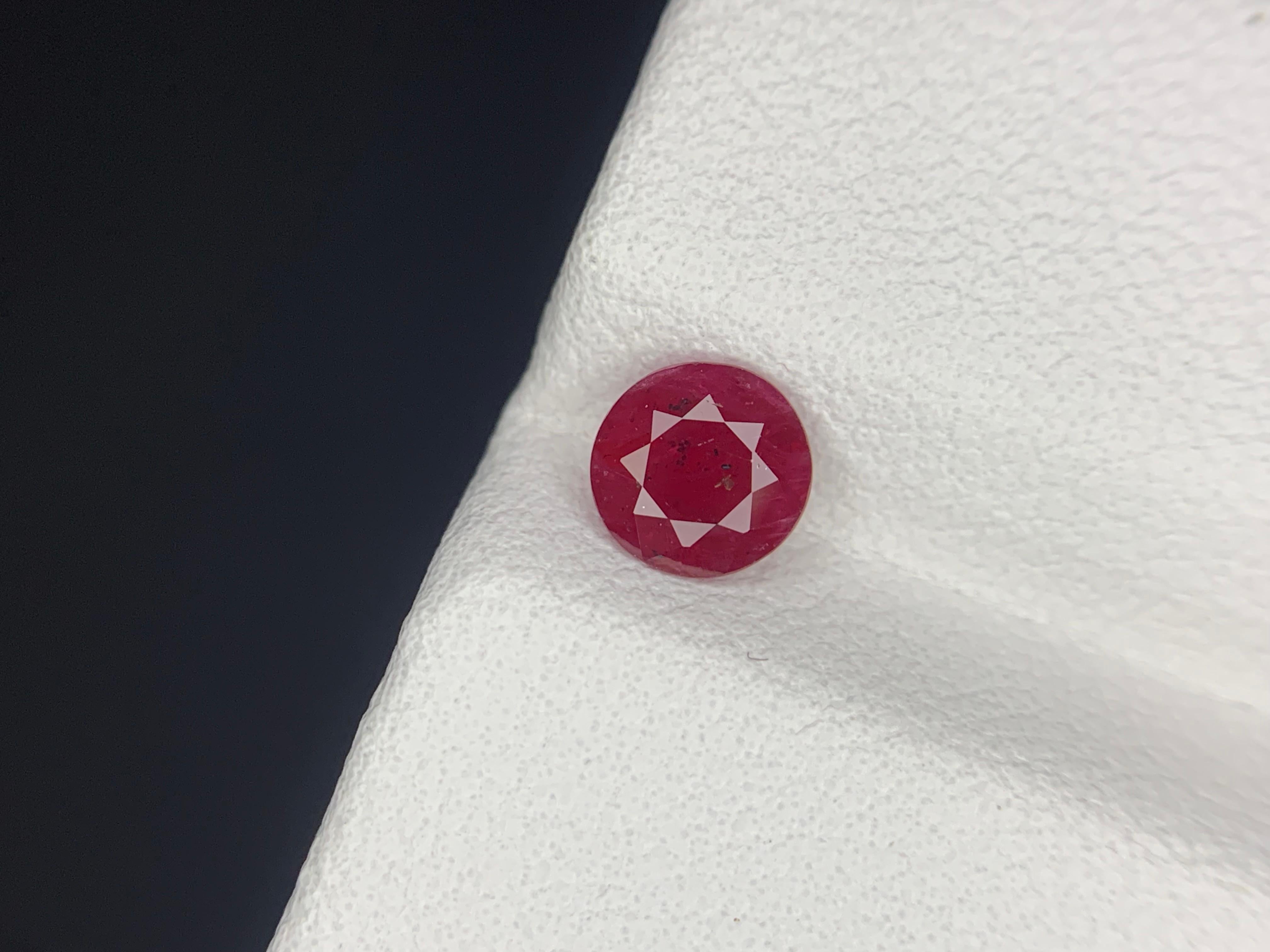 Gema suelta de rubí natural de Mozambique de 0,69 quilates certificada por la GFCO en venta 1