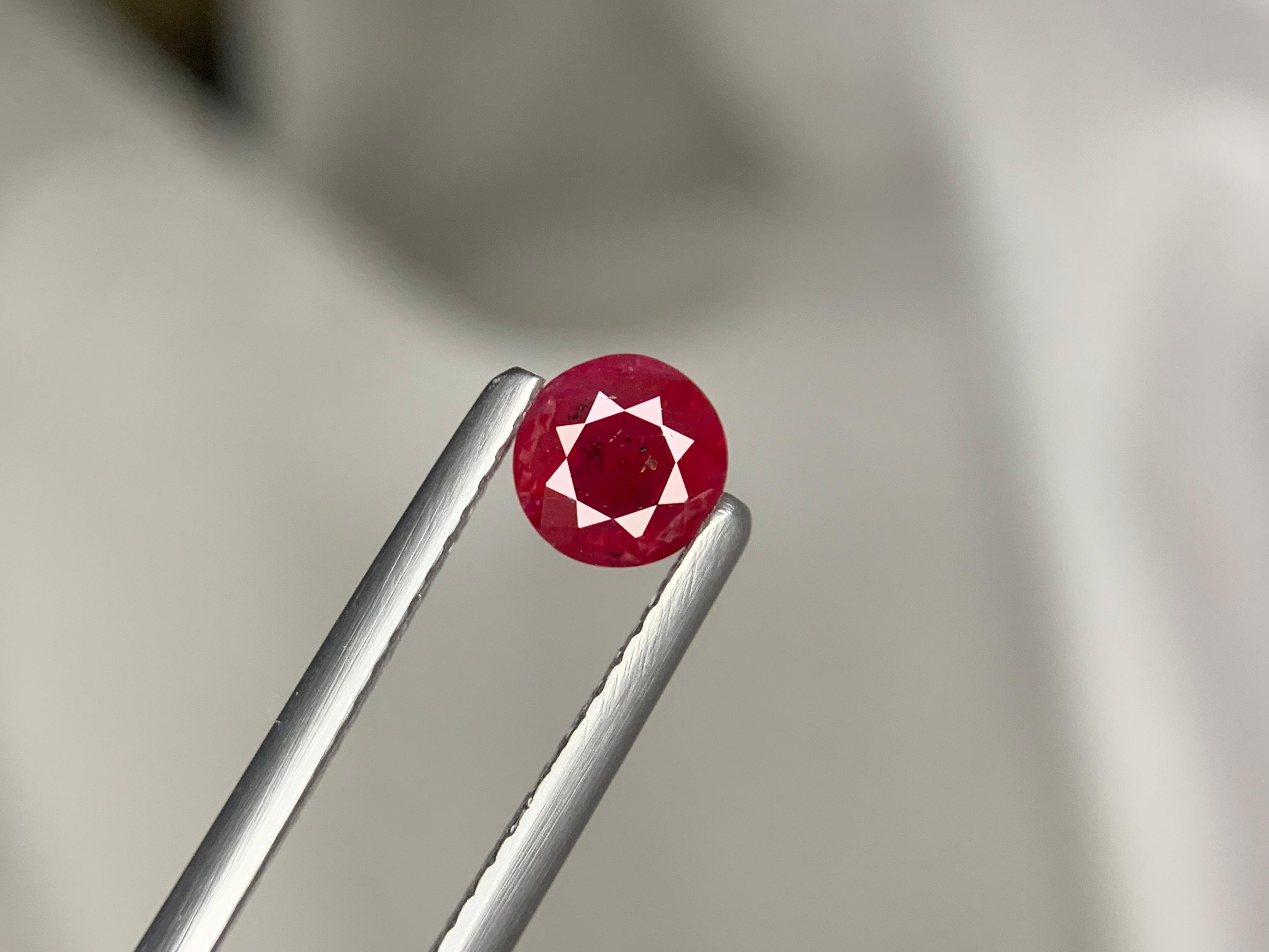 Gema suelta de rubí natural de Mozambique de 0,69 quilates certificada por la GFCO en venta 2