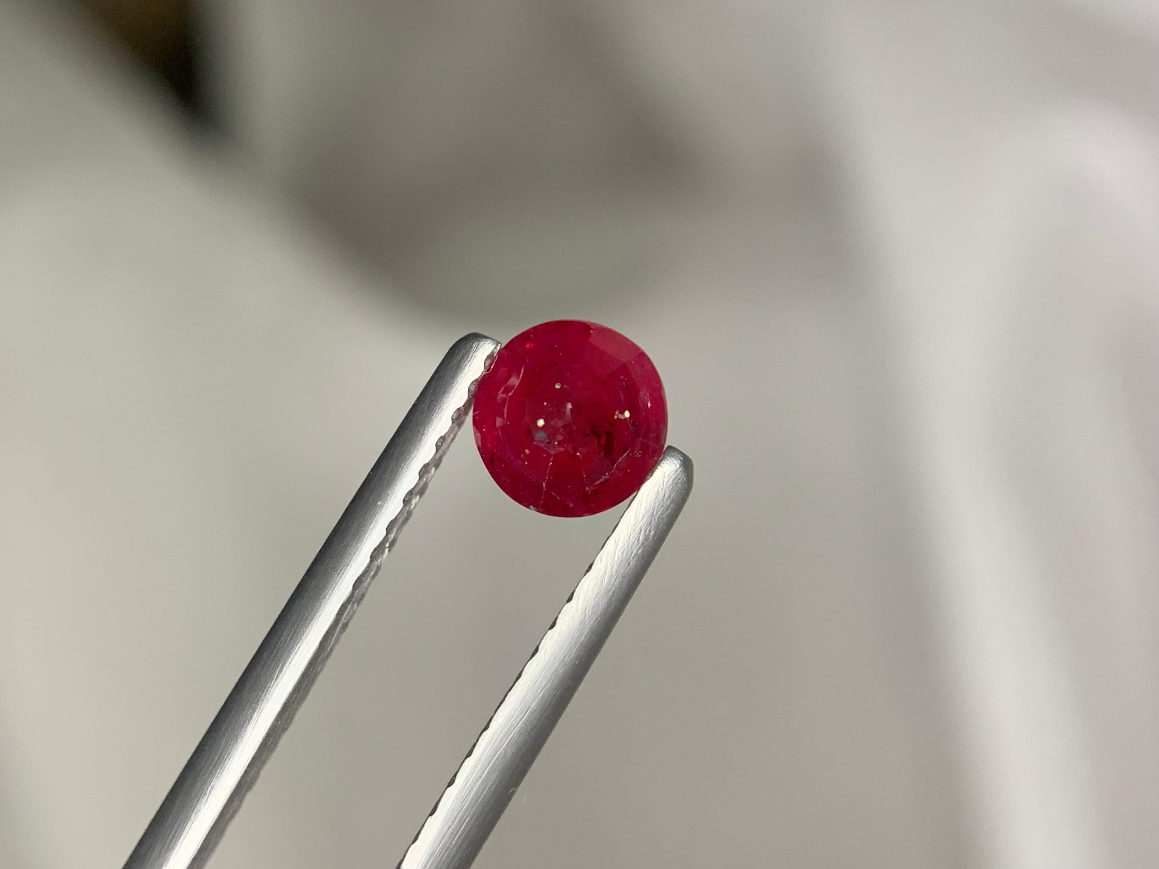 Gema suelta de rubí natural de Mozambique de 0,69 quilates certificada por la GFCO en venta 3