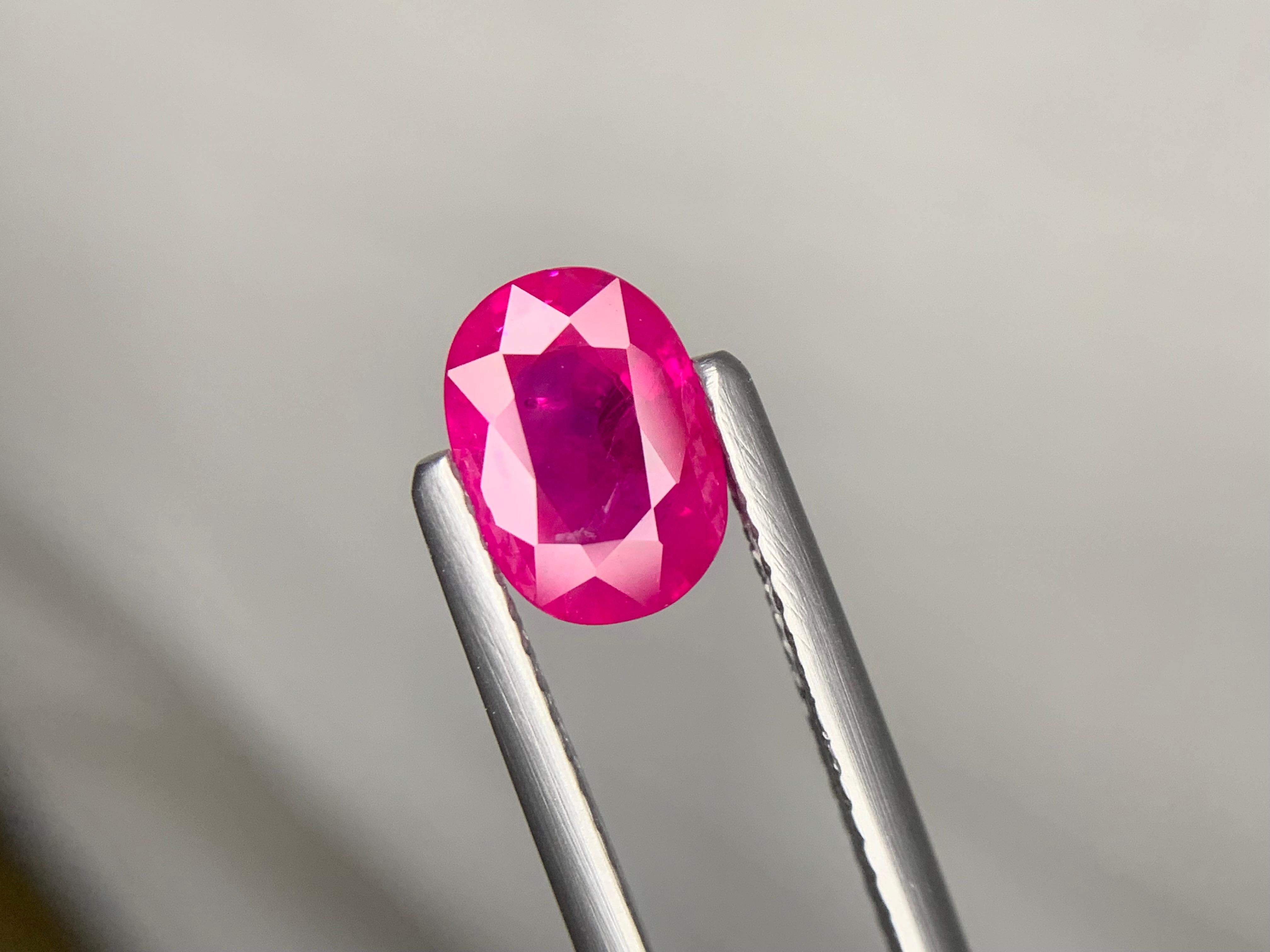 Pierre précieuse de 1,39 carat, certifiée par le GFCO, rubis birman en vrac et taillé en brillant Unisexe en vente