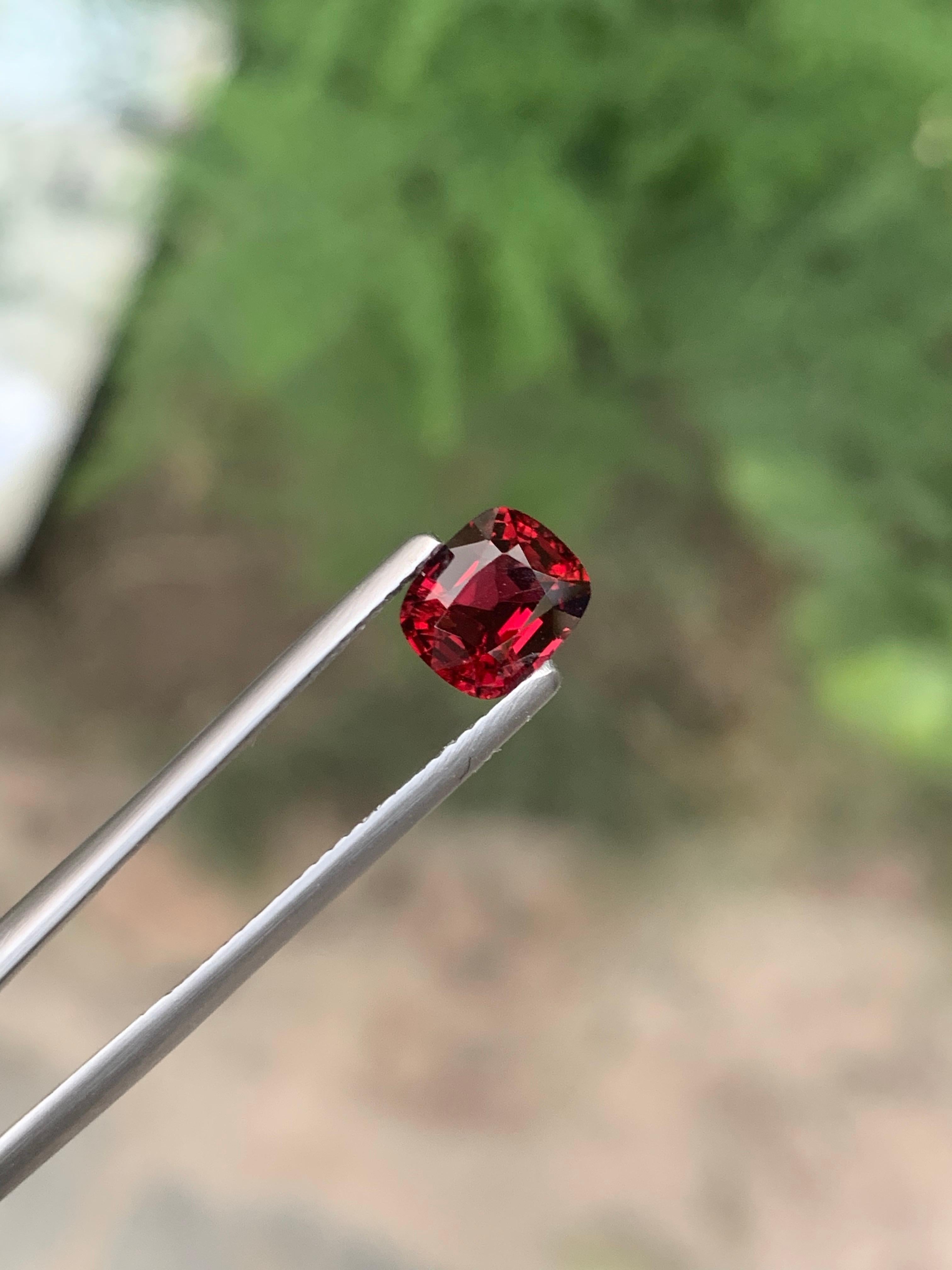 Gema Espinela Roja de Birmania Suelta Natural de 1,44 quilates certificada por la GFCO en Nuevo estado para la venta en Peshawar, PK