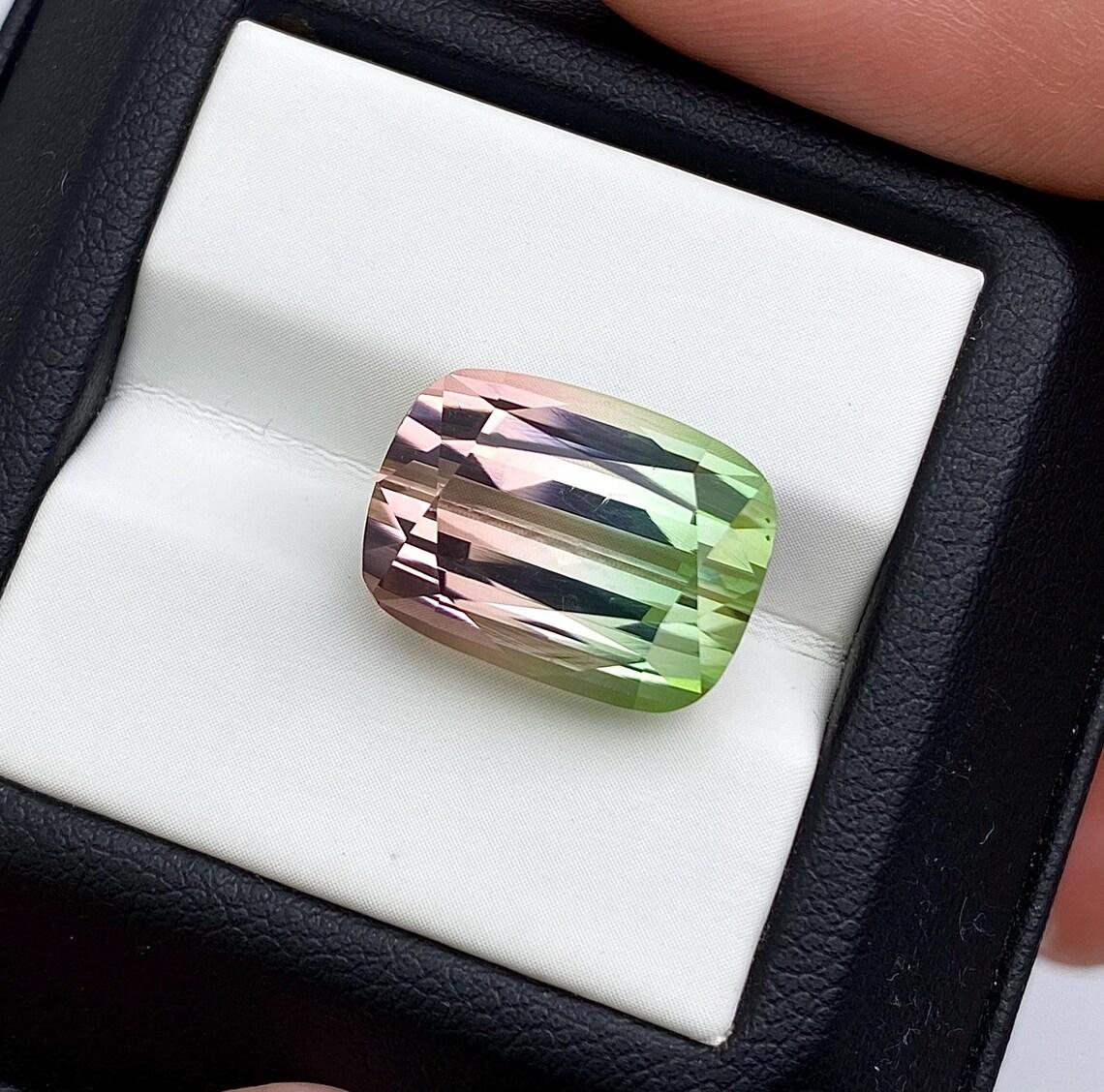 Pierre précieuse Tourmaline melon d'eau naturelle

Certifié par le laboratoire GFCO
Couleur de la pierre : Vert ROSE
Type de pierre précieuse : Tourmaline
Taille de la pierre : 15.36x11.36x10.17mm
Qualité de la coupe : Très bonne
Clarté/Grade :