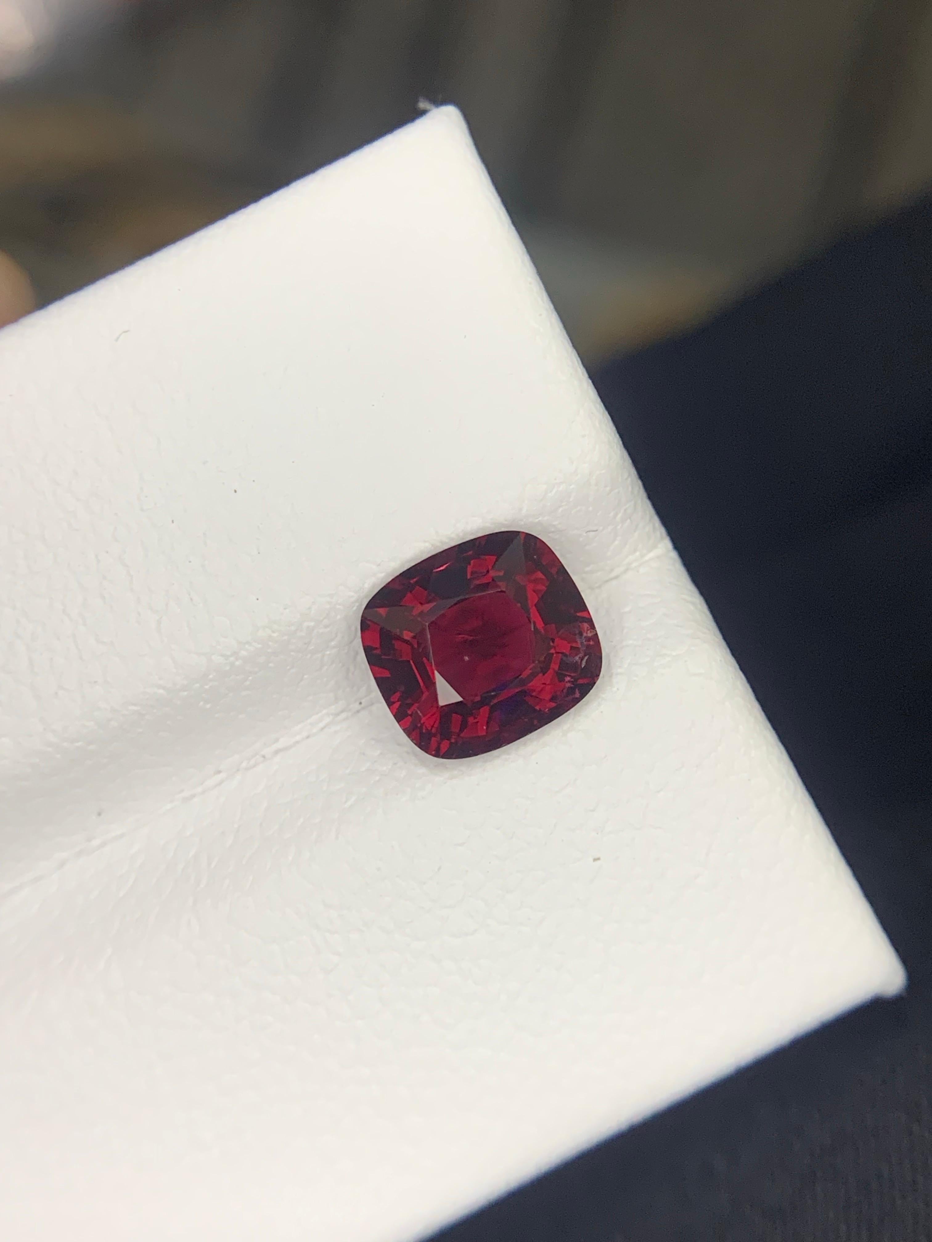 Spinello rosso sfuso naturale da 1,60 carati certificato GFCO proveniente dalla miniera del Myanmar in vendita 4