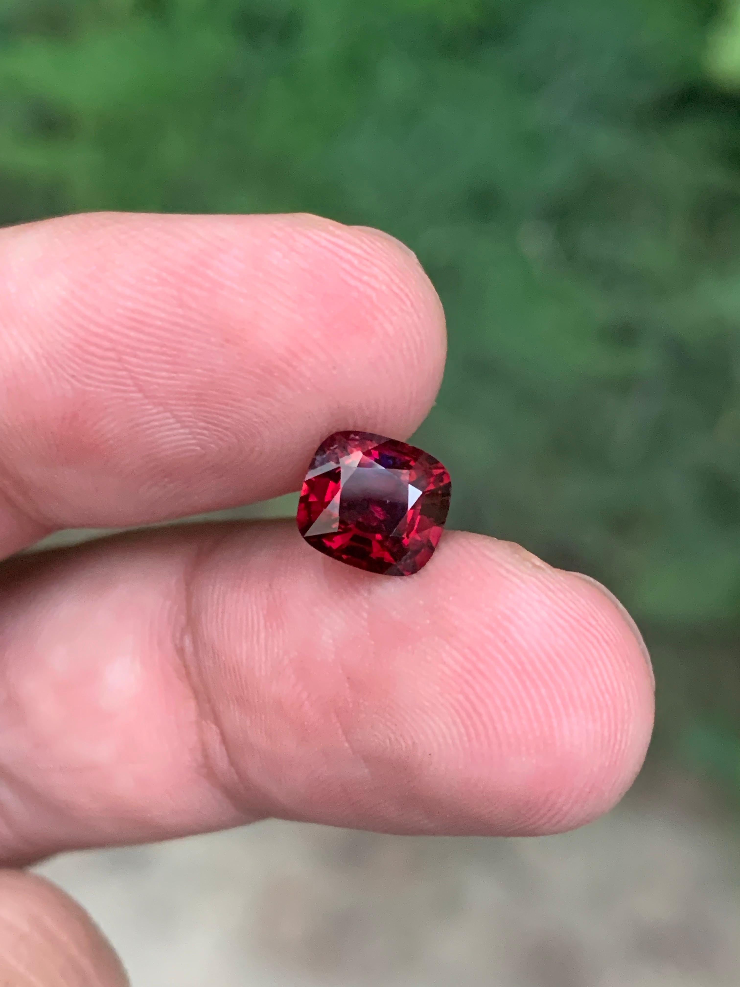 Spinello rosso sfuso naturale da 1,60 carati certificato GFCO proveniente dalla miniera del Myanmar In condizioni Nuovo in vendita a Peshawar, PK