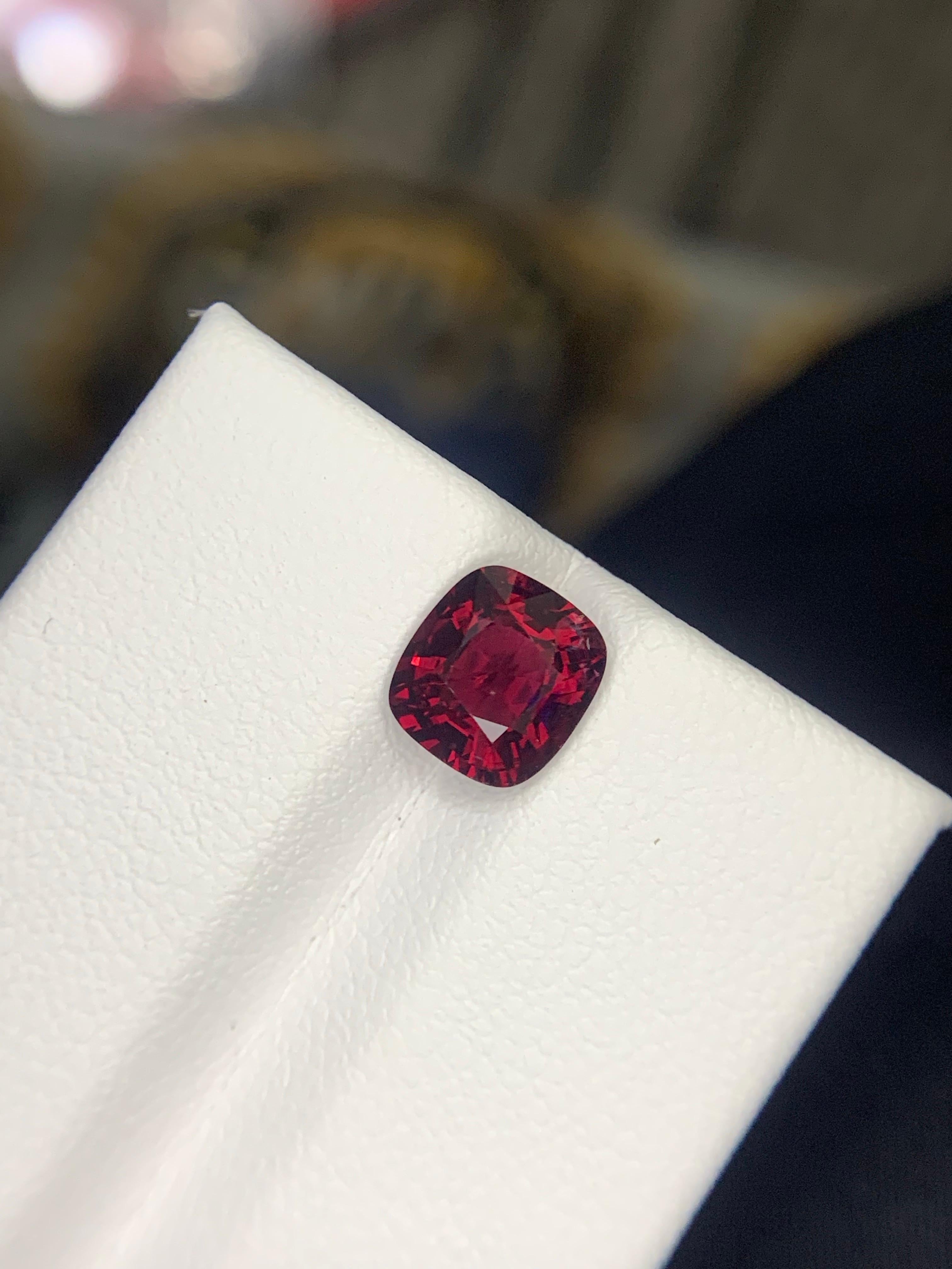 Spinello rosso sfuso naturale da 1,60 carati certificato GFCO proveniente dalla miniera del Myanmar in vendita 1