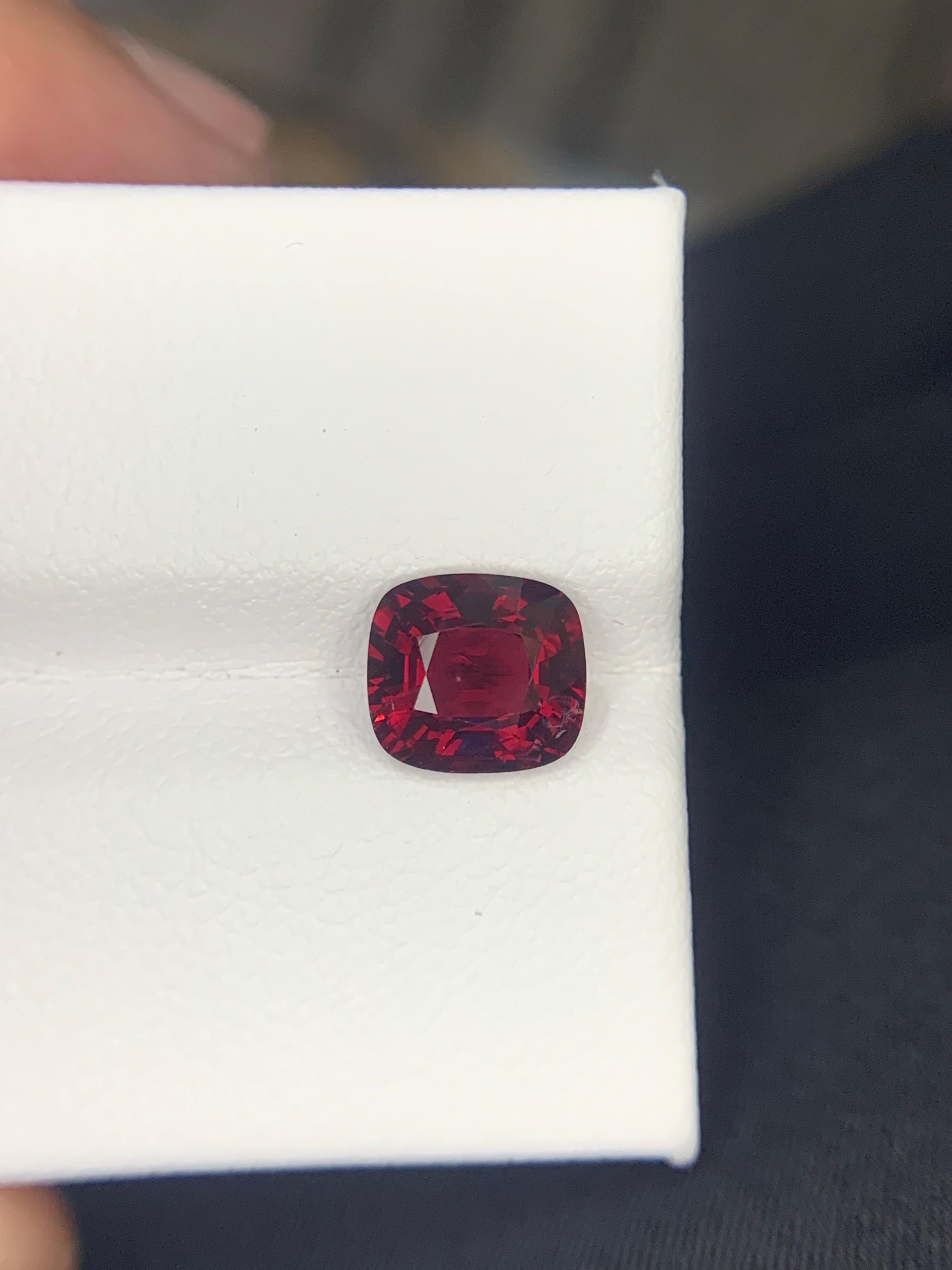 Spinello rosso sfuso naturale da 1,60 carati certificato GFCO proveniente dalla miniera del Myanmar in vendita 2