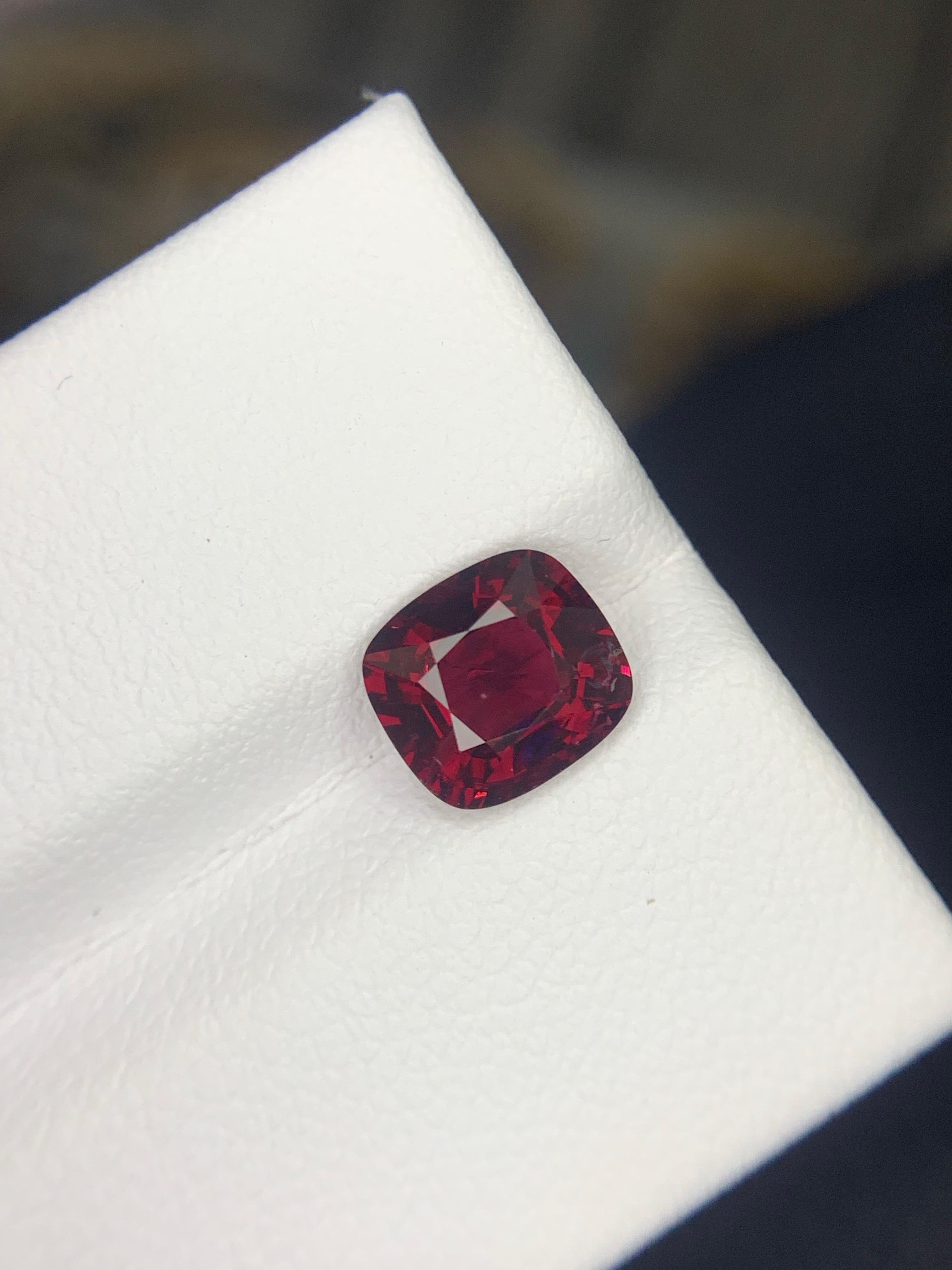 Spinello rosso sfuso naturale da 1,60 carati certificato GFCO proveniente dalla miniera del Myanmar in vendita 3