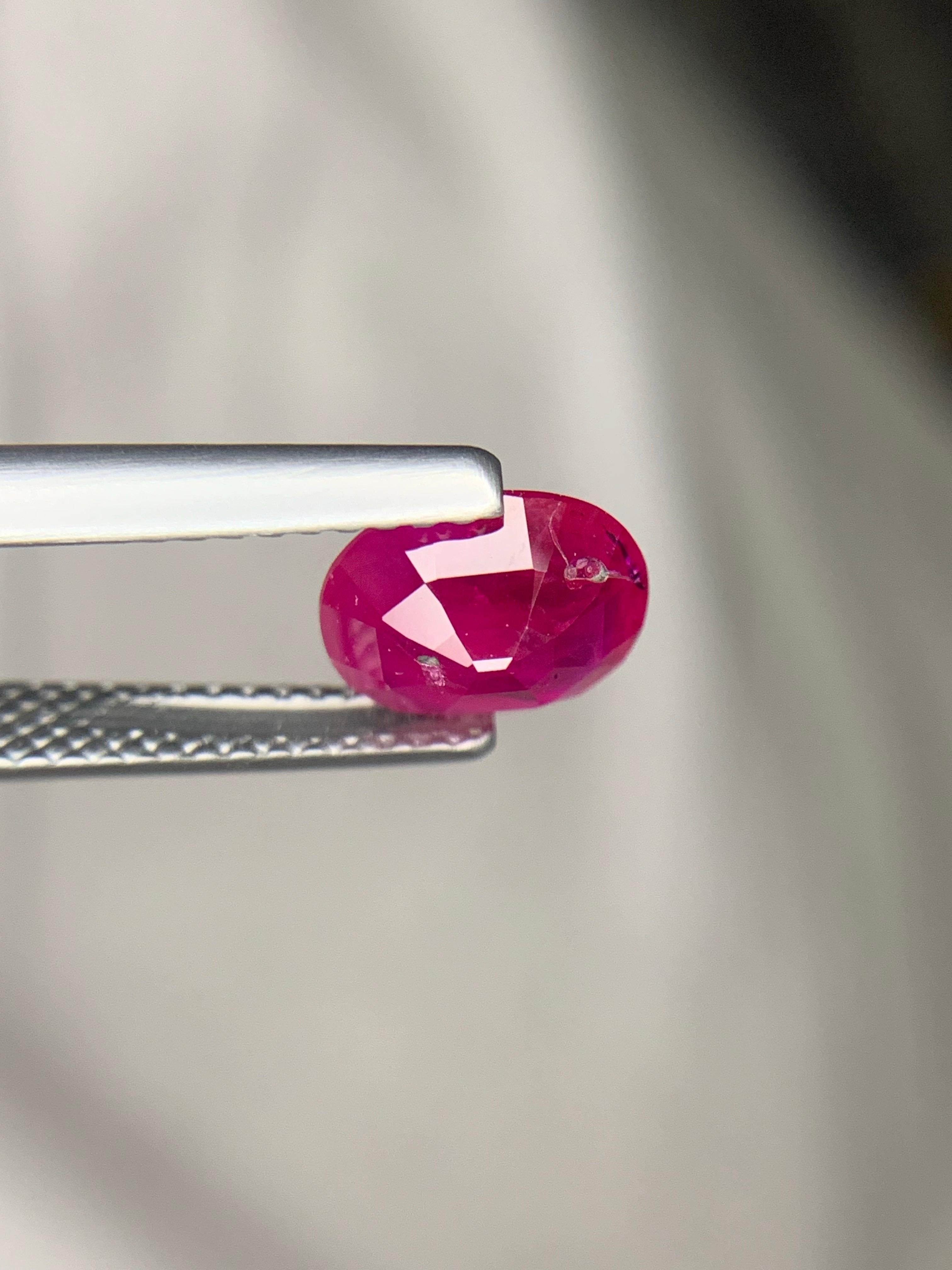 Facettierter burmesischer Rubin

Gewicht: 1,61 Karat
Abmessung: 7.91 x 6.66 x 3.57 Mm
Farbe: Lebendiges Rosa-Rot
Herkunft: Myanmar (Birma)
Behandlung: leichte Hitze ( H-1 )
Zertifikat: GFCO-Zertifikat verfügbar

Seit Jahrhunderten erobern Rubine aus