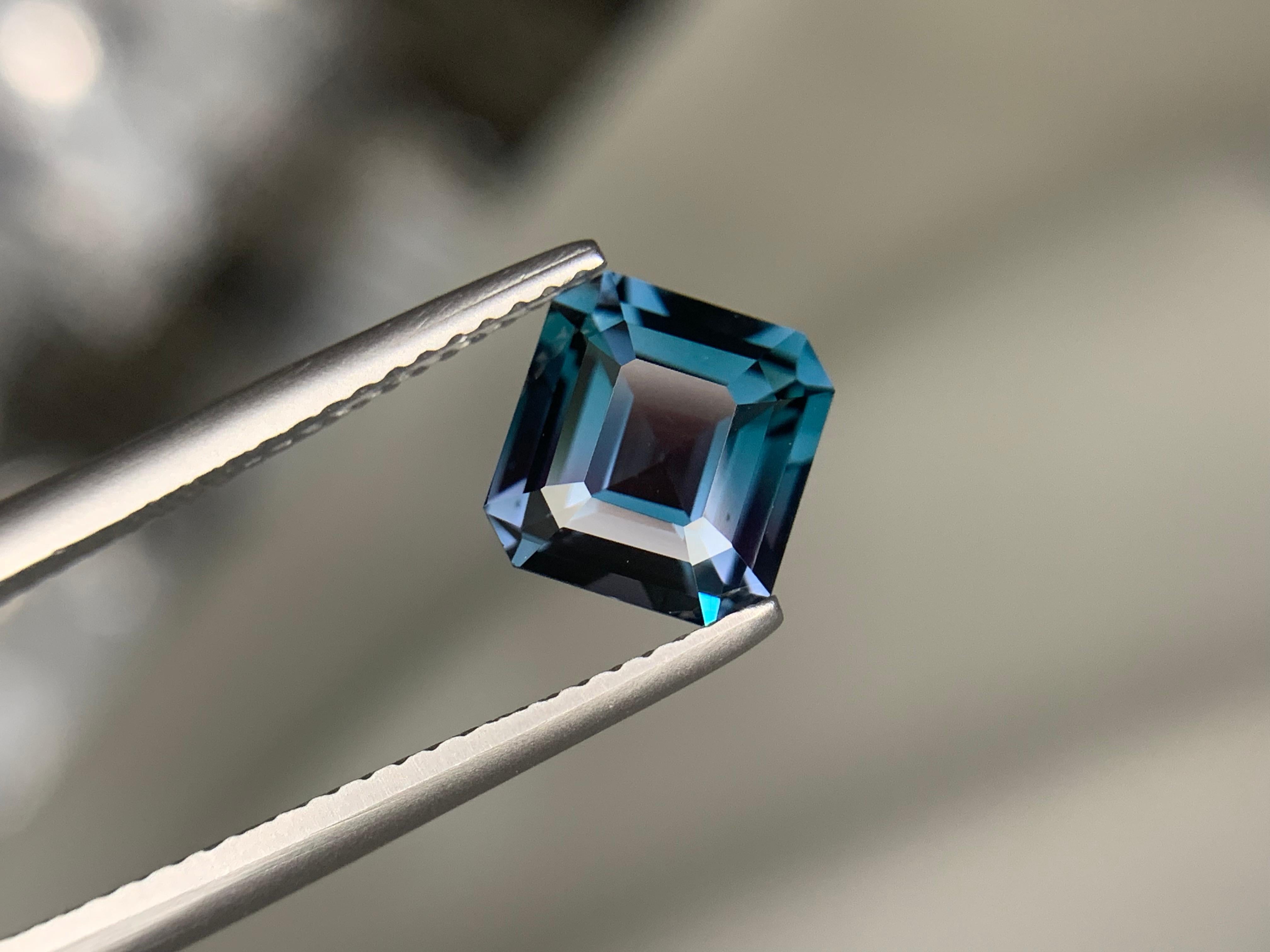 Kobalt-Spinell facettiert 

Gewicht : 2,17 Karat 
Abmessung: 7.78 X 7.42 x 4.48 Mm 
Farbe: Blau 
Herkunft: Tansania 
Behandlung: Nicht 
Zertifikat: GFCO-Zertifikat verfügbar 
Form: Achteck 

Jahrelang dachten Gemmologen, dass dieselbe