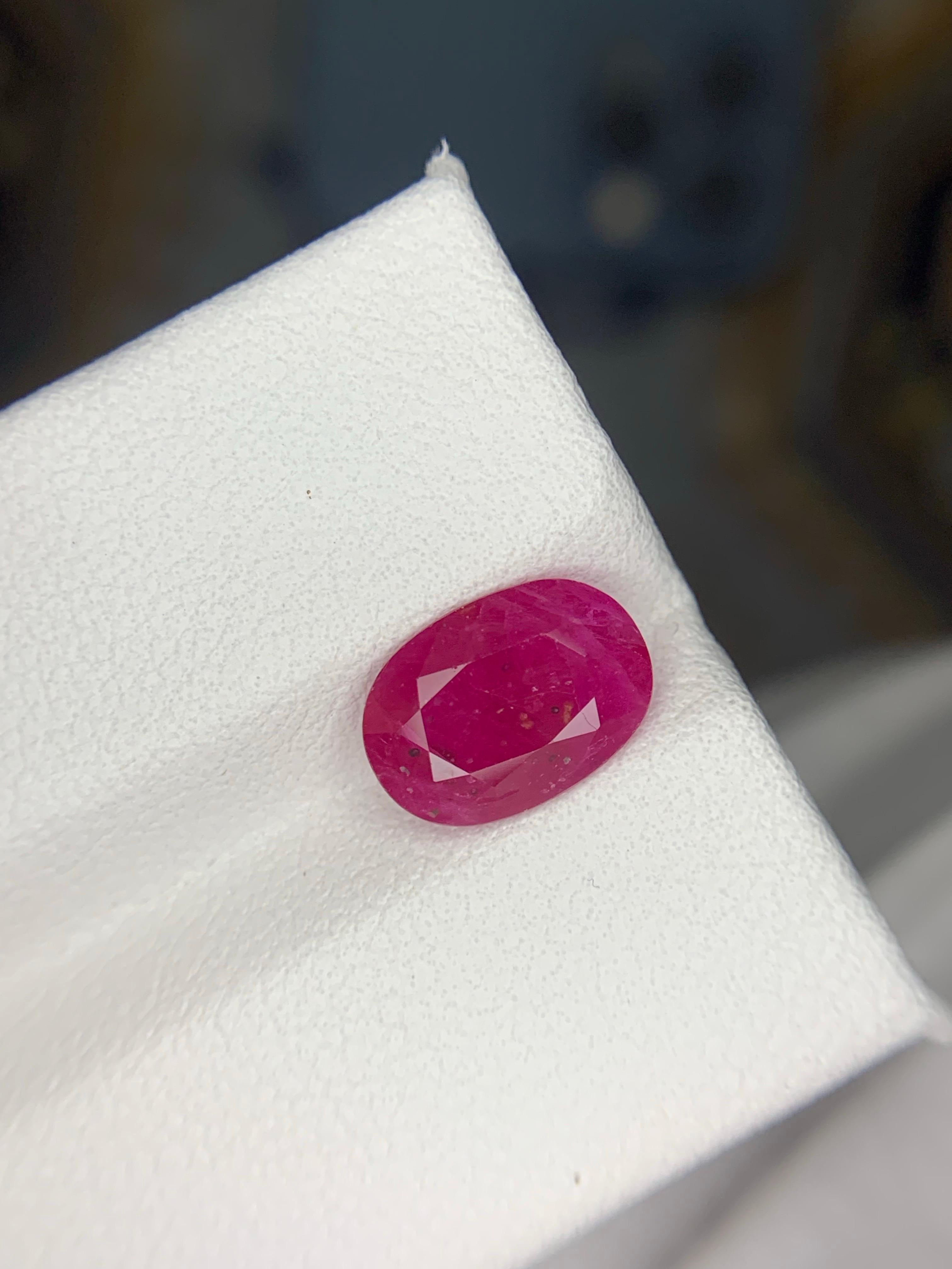 Taglio ovale Gemma di rubino naturale sfusa certificata GFCO da 2,55 carati proveniente dal Mozambico, Africa in vendita