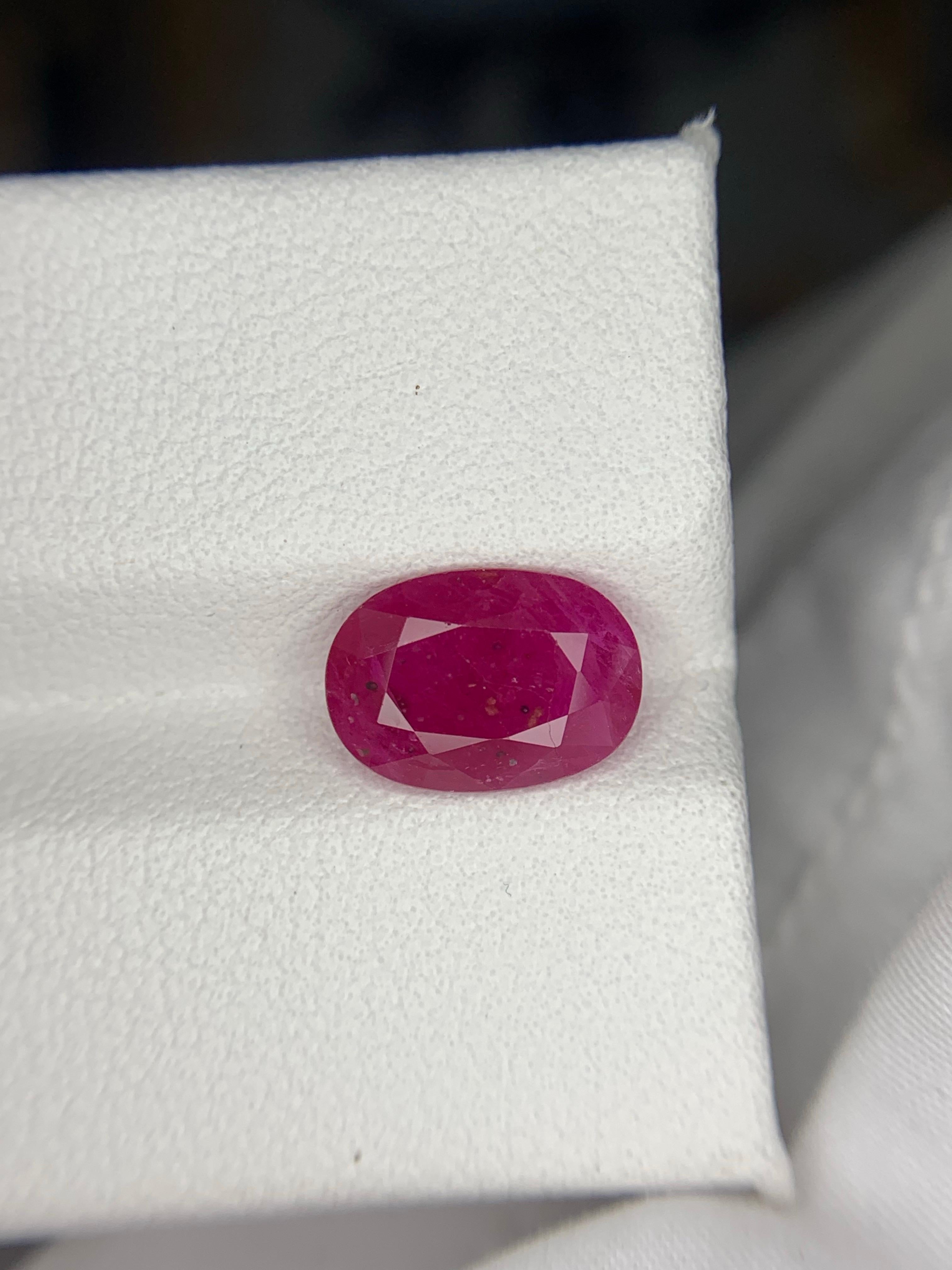 Gemma di rubino naturale sfusa certificata GFCO da 2,55 carati proveniente dal Mozambico, Africa in vendita 3