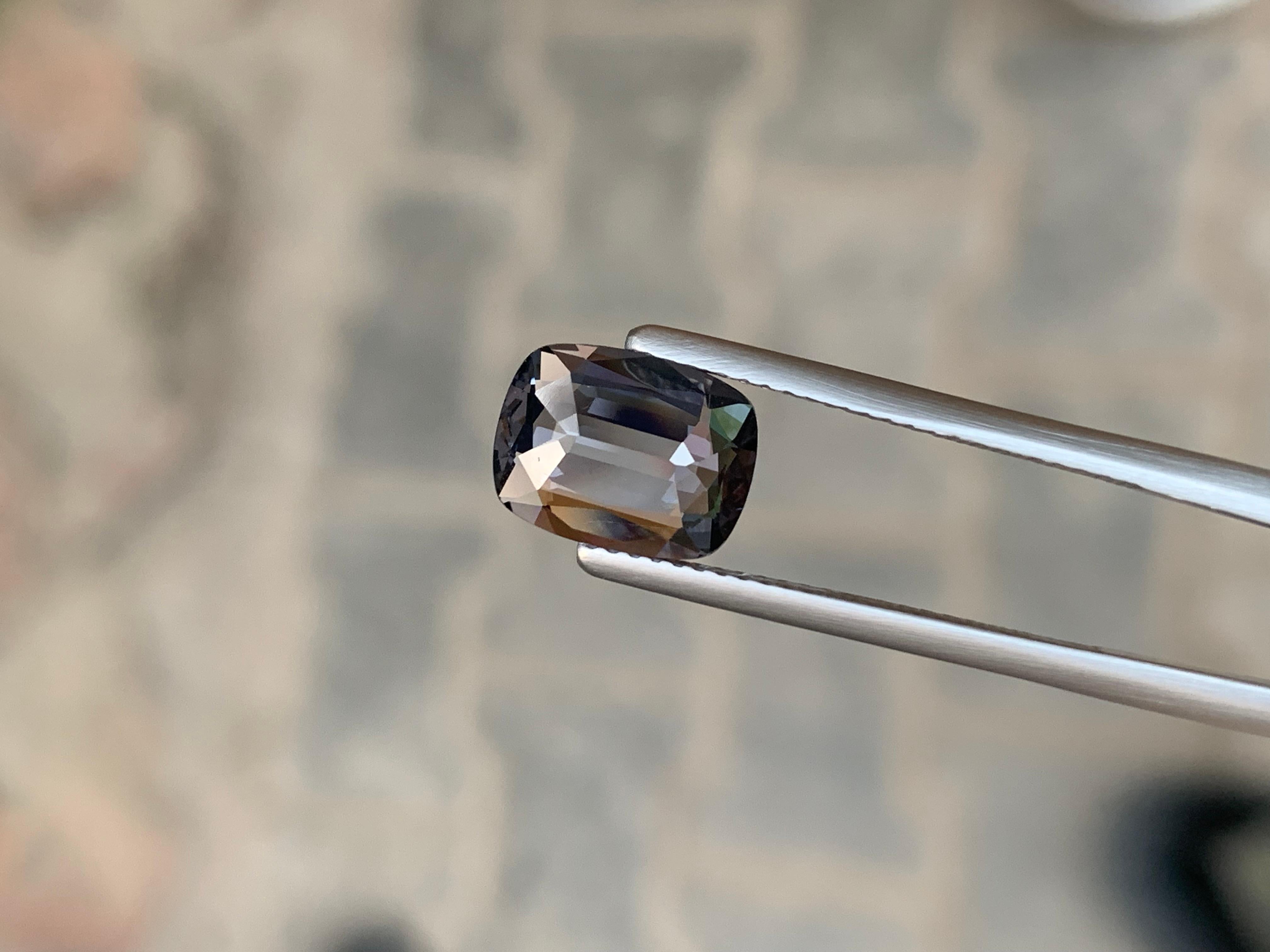 Facettierter Spinell

Gewicht : 2,56 Karat
Abmessung: 10.09 x 7.75 x 3.71 Mm
Farbe : Grau Blau 
Behandlung: Nicht
Herkunft: Myanmar (Birma)
Form : Kissen 
Zertifikat: GFCO-Zertifikat verfügbar

Spinell ist ein fesselnder Edelstein, der für seine