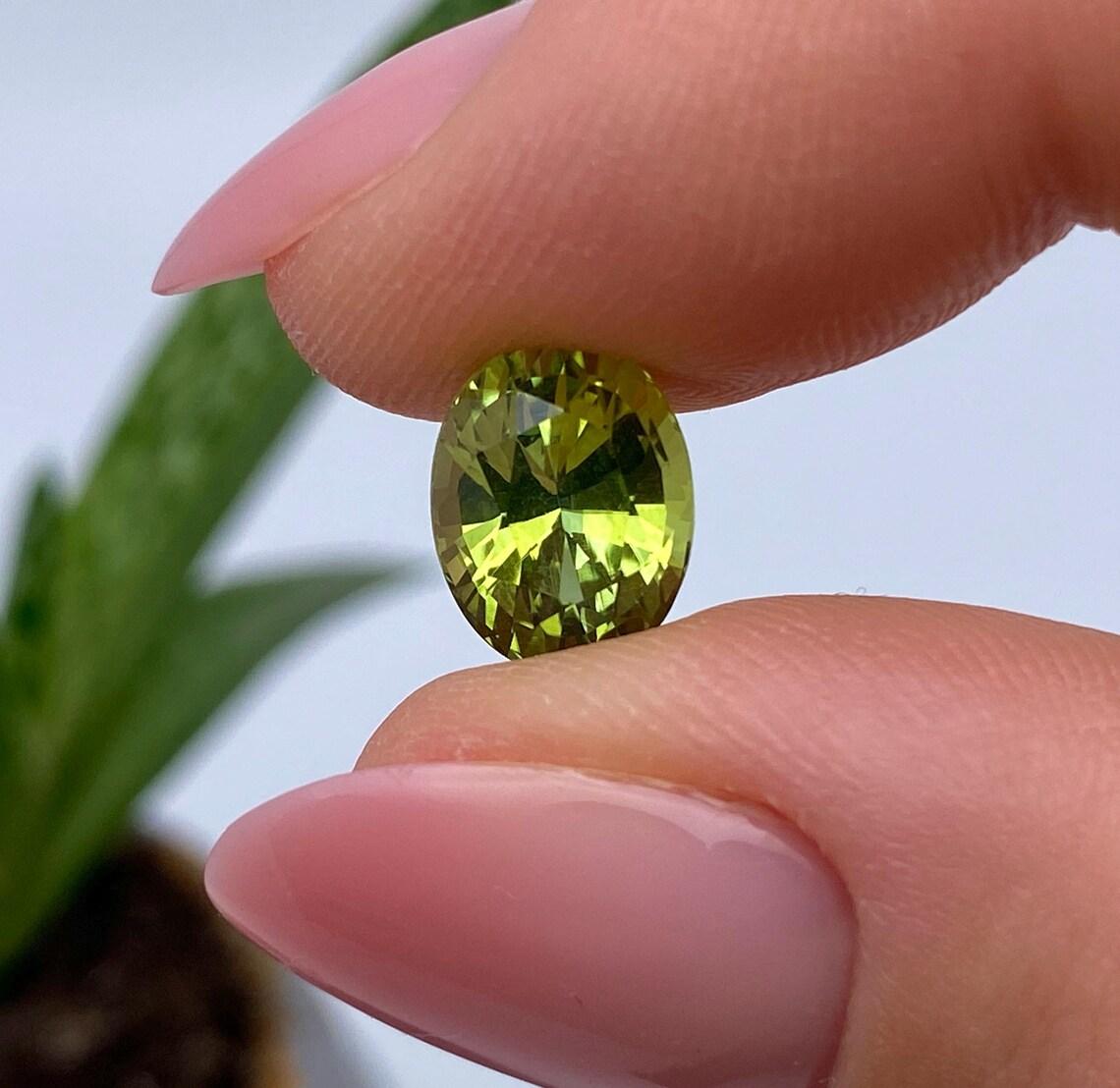 Taille ovale Pierre précieuse Tourmaline Naturelle certifiée GFCO de 3.45ct, taille ovale, 10.39x8.15x6.67mm. en vente