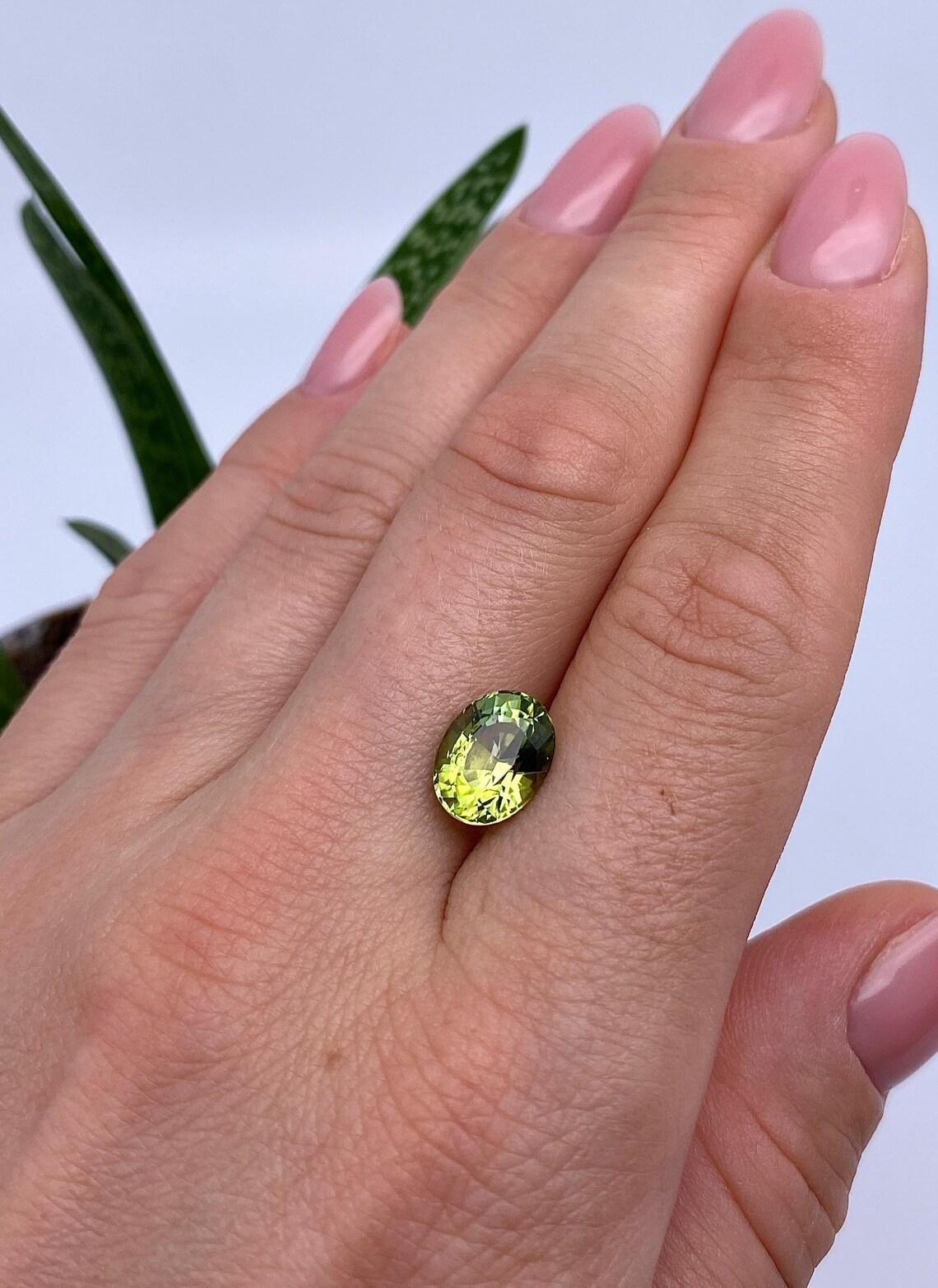 Pierre précieuse Tourmaline Naturelle certifiée GFCO de 3.45ct, taille ovale, 10.39x8.15x6.67mm. en vente 2
