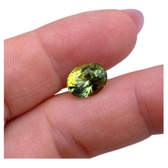 Gema turmalina natural certificada por la GFCO de 3,45 ct, talla oval, 10,39x8,15x6,67 mm.