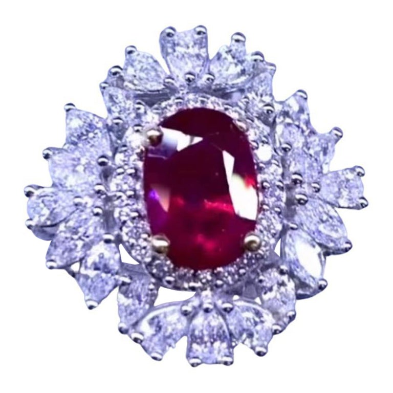Un véritable bijou d'art, si raffiné et exclusif. Design/One sophistiqué avec des diamants étincelants, avec au centre un spectaculaire rubis naturel non chauffé.
Bague  La boîte est en or 18 carats avec au centre un rubis naturel non chauffé du