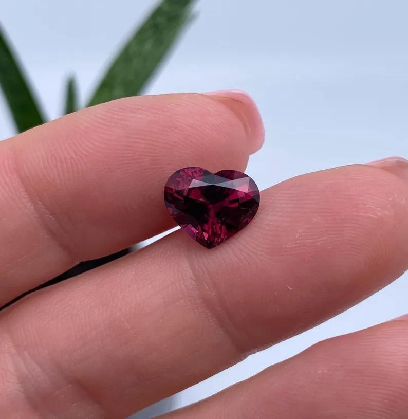 Heart Cut GFCO Certified 3.83Ct Natural Garnet Rhodolite gemstone, Heart Brilliant cut For Sale
