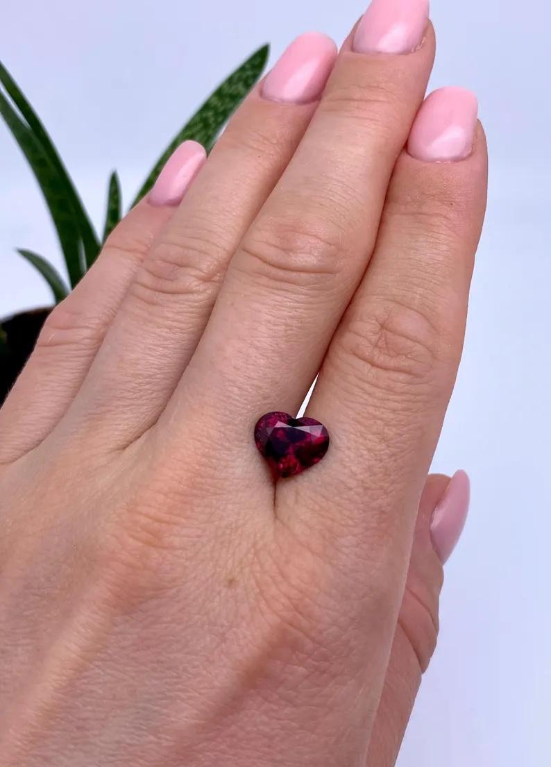 GFCO Certified 3.83Ct Natural Garnet Rhodolite gemstone, Heart Brilliant cut In New Condition For Sale In Daugavpils, LV