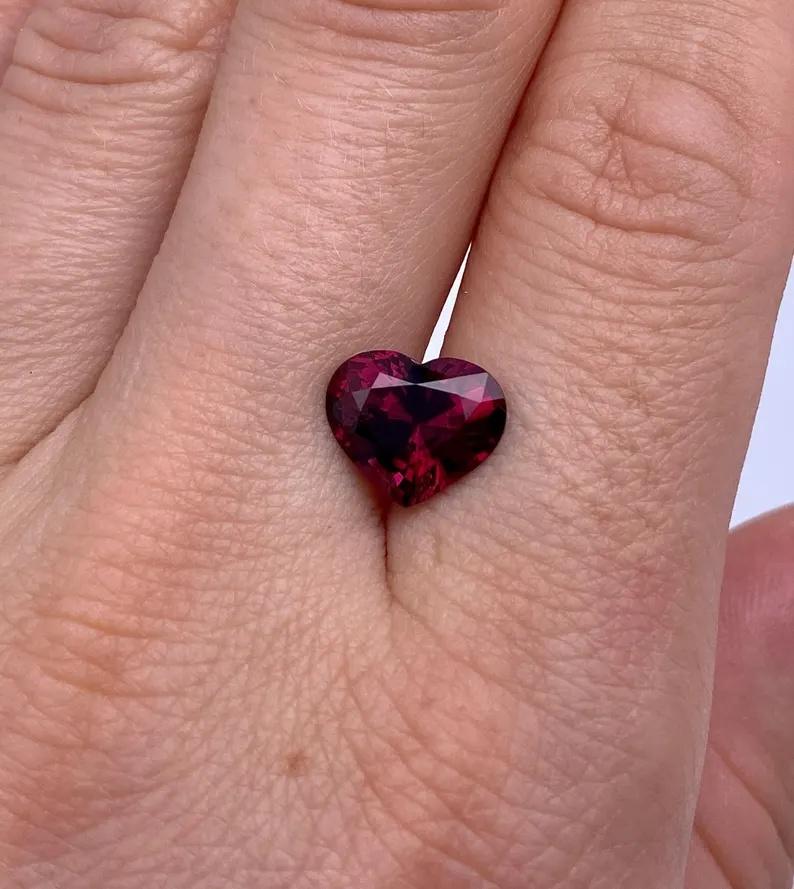 Women's or Men's GFCO Certified 3.83Ct Natural Garnet Rhodolite gemstone, Heart Brilliant cut For Sale