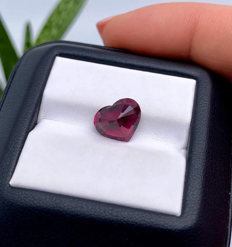 GFCO Certified 3.83Ct Natural Garnet Rhodolite gemstone, Heart Brilliant cut For Sale 1