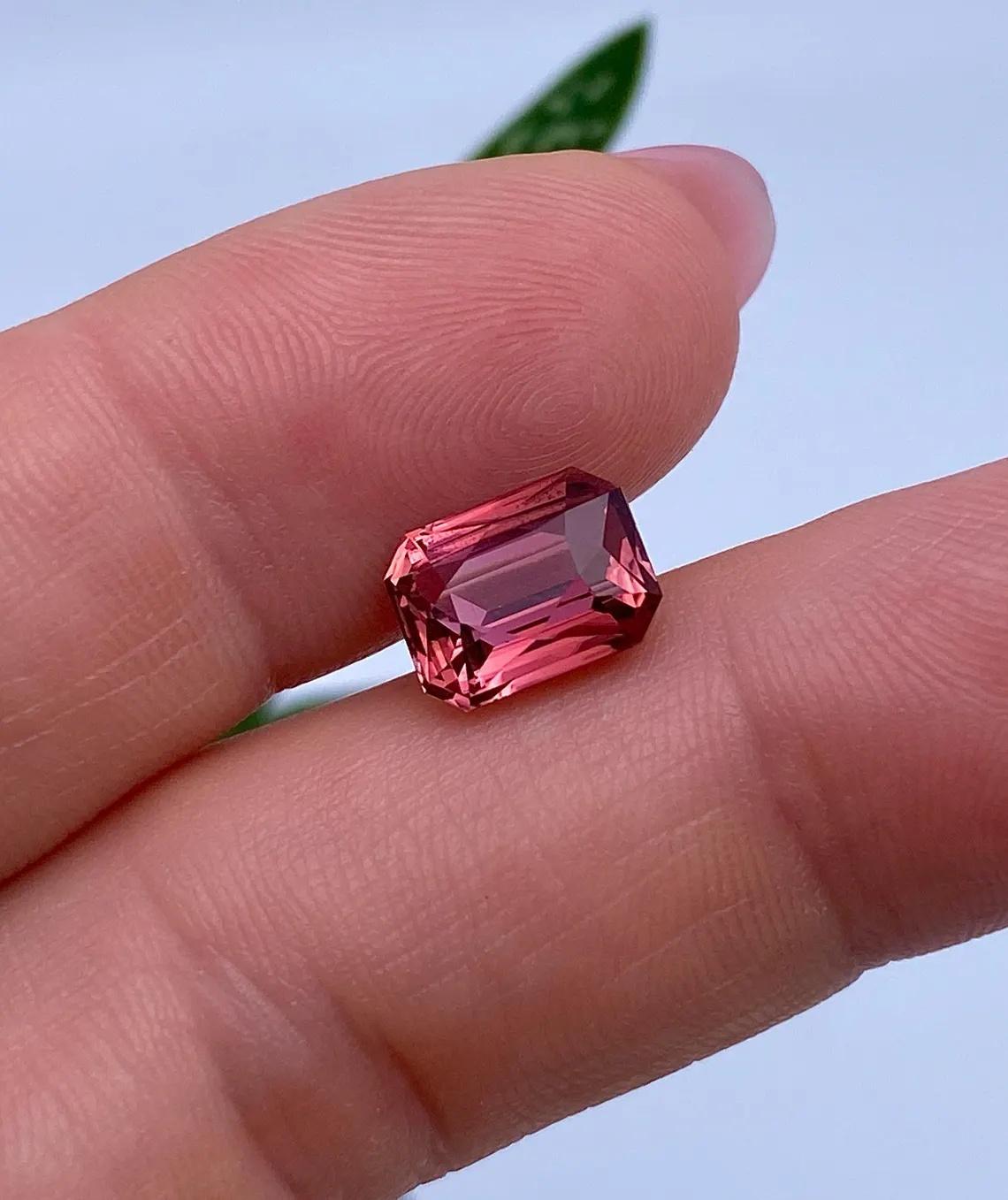 Gemma di tormalina Nature

Certificato dal laboratorio GFCO
Colore della pietra preziosa: rosa
Tipo di gemma: Rubellite
Dimensioni della gemma: 9,75x7,38x6,31 mm
Grado di taglio: Molto buono
Chiarezza/Grado: VS
Forma della gemma: Ottagono taglio a