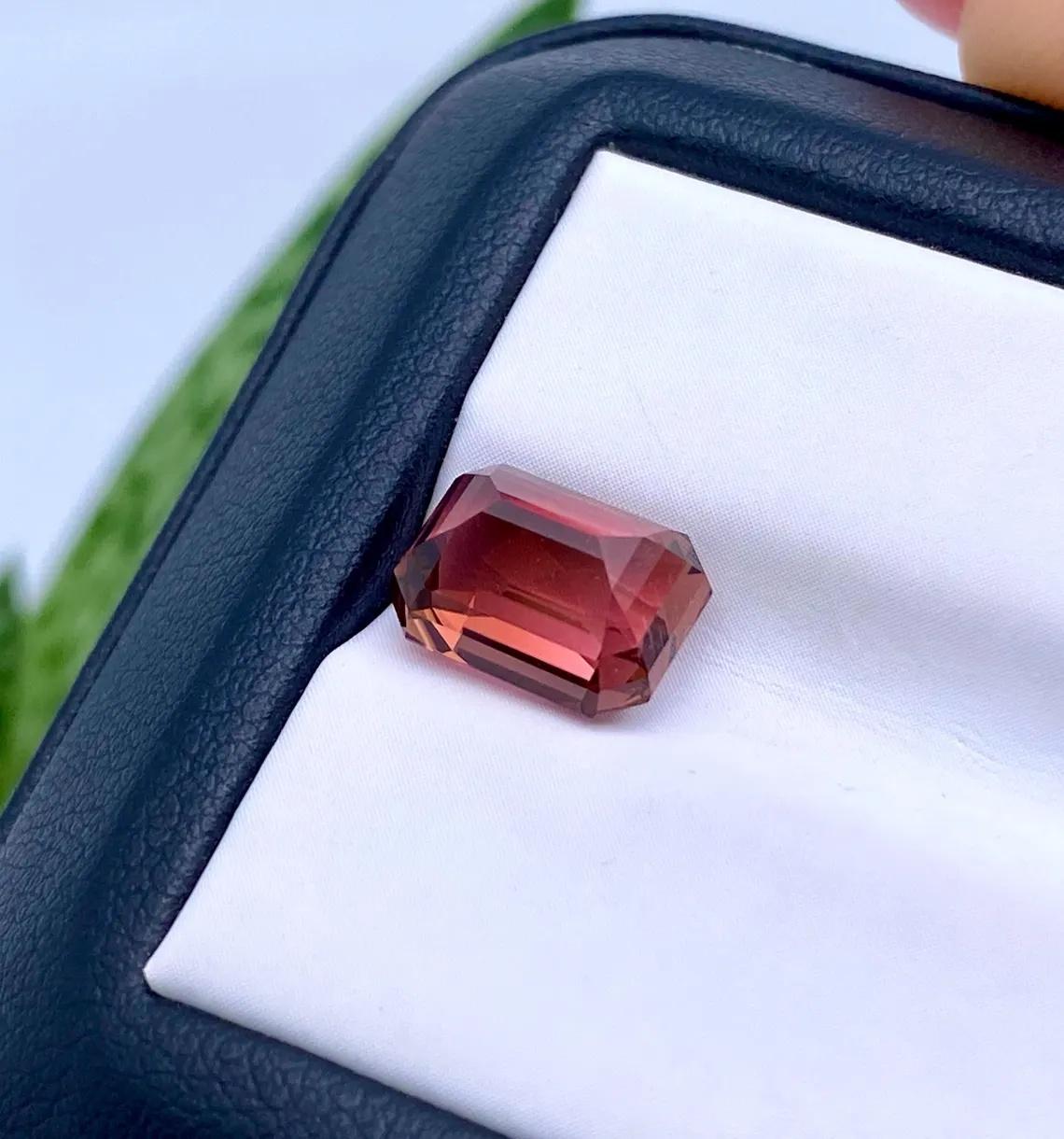 Ottagono Gemma tormalina rubellite naturale certificata GFCO 3,91ct, taglio a forbice. in vendita