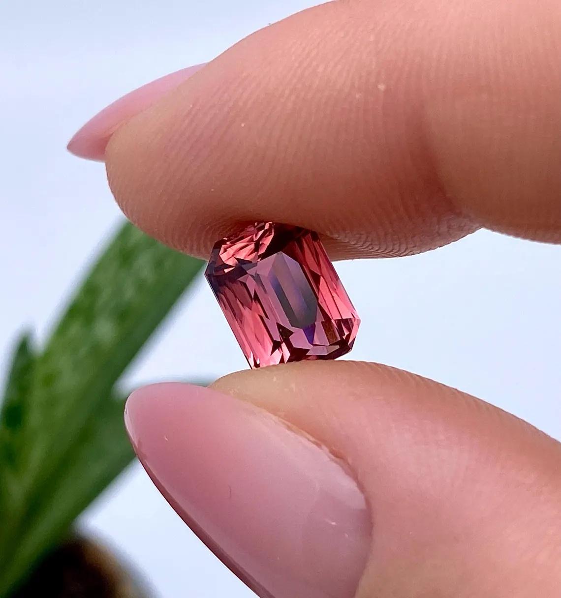 Gemma tormalina rubellite naturale certificata GFCO 3,91ct, taglio a forbice. in vendita 1