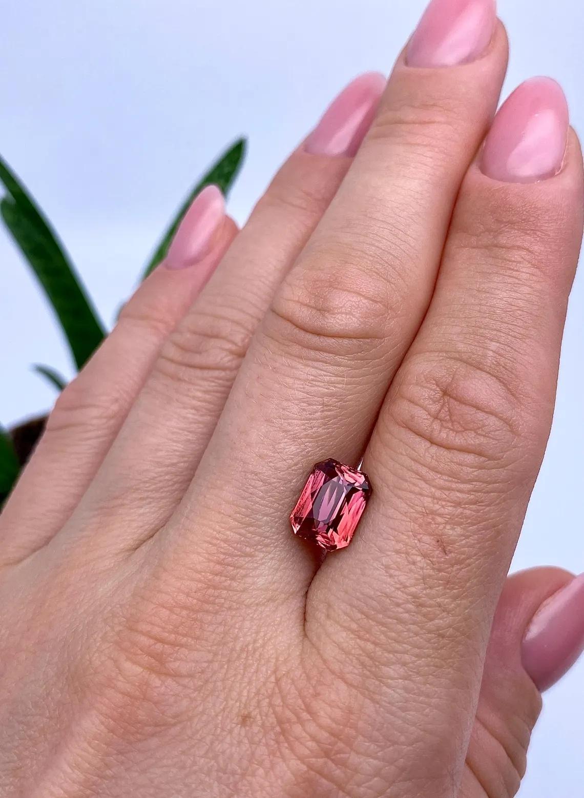 Gemma tormalina rubellite naturale certificata GFCO 3,91ct, taglio a forbice. in vendita 2