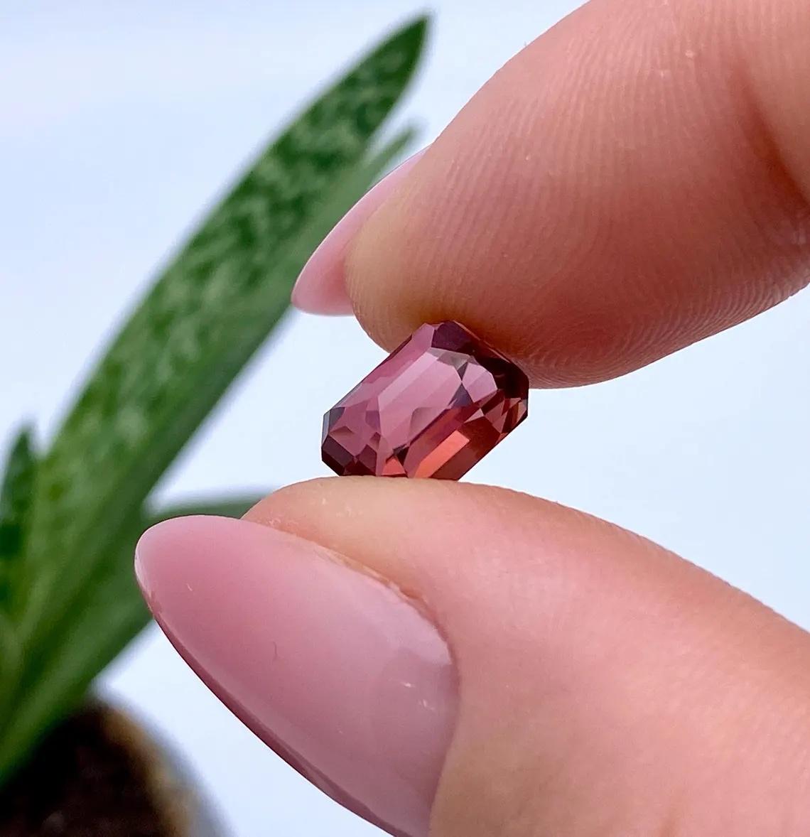 Gemma tormalina rubellite naturale certificata GFCO 3,91ct, taglio a forbice. in vendita 3