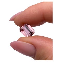 Pierre précieuse tourmaline naturelle certifiée GFCO de 4,27 carats, octogonale, 10,41 x 8,52 x 5,39 mm.