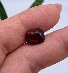 Pierre précieuse grenat pyrope-Almandine naturel certifié GFCO de 6,26 carats, taille coussin.