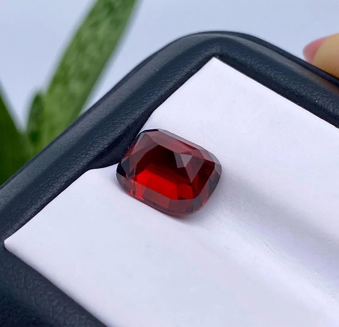 GFCO Certified 6.26ct Natural Pyrope-Almandine Garnet gemstone, Cushion cut. In New Condition For Sale In Daugavpils, LV
